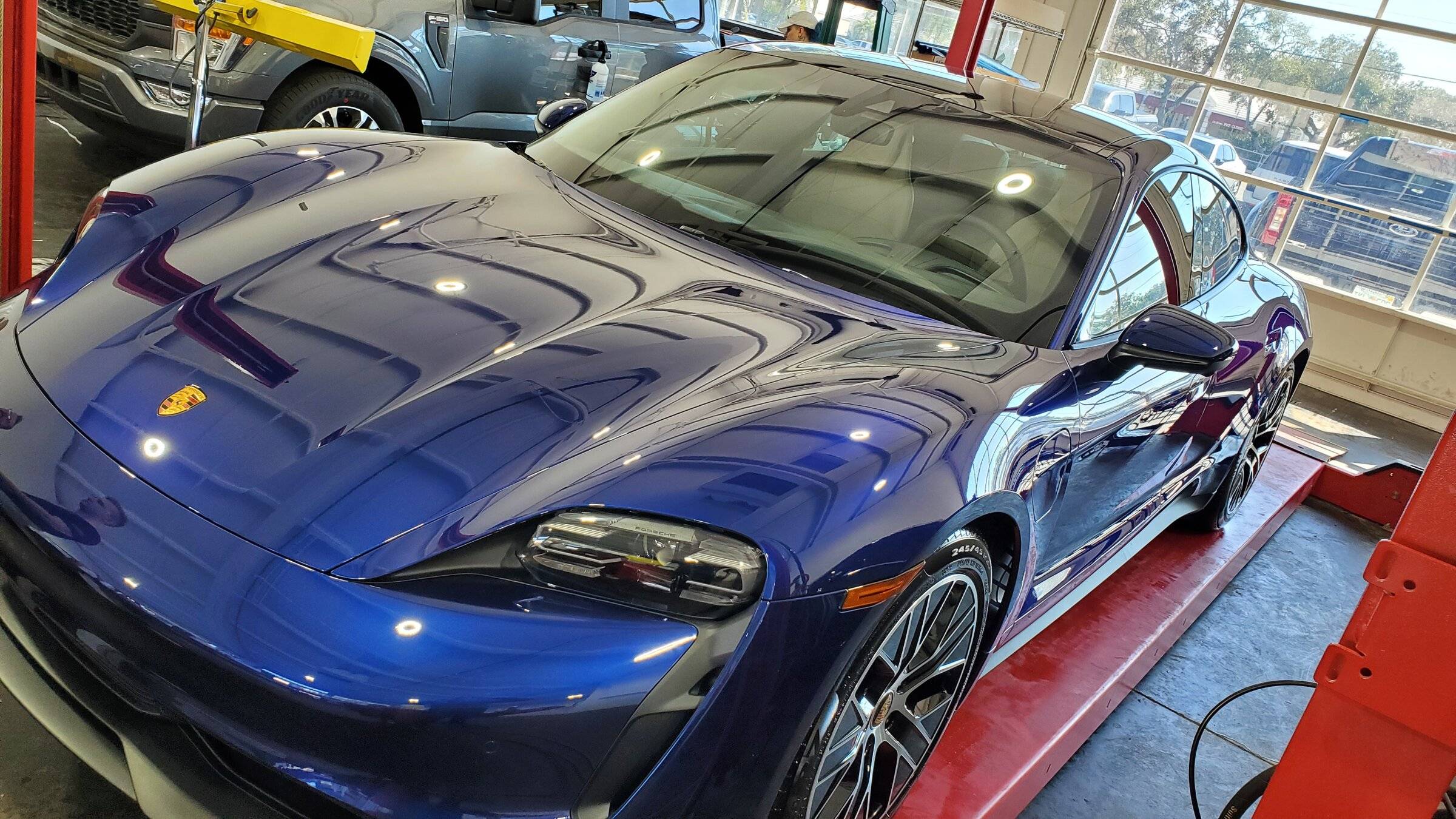 Porsche Taycan GENTIAN BLUE Taycan Club 20220209_142809