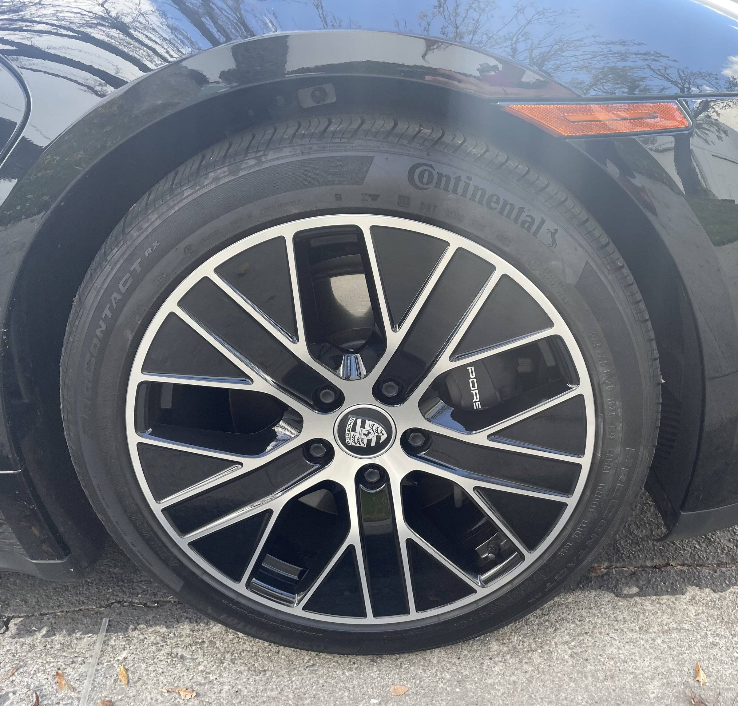 Porsche Taycan [SOLD] 20-inch Taycan aero rims with black center caps IMG-9487