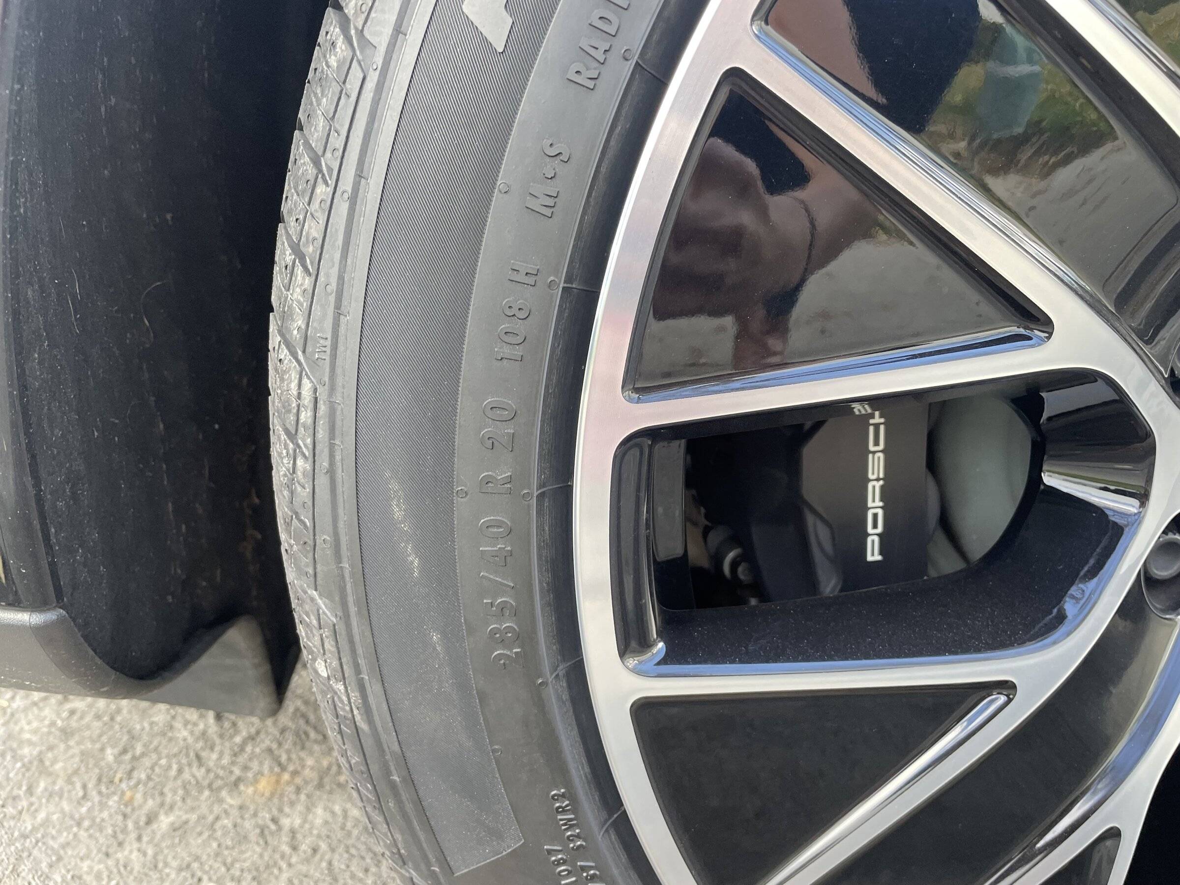 Porsche Taycan [SOLD] 20-inch Taycan aero rims with black center caps IMG-9489