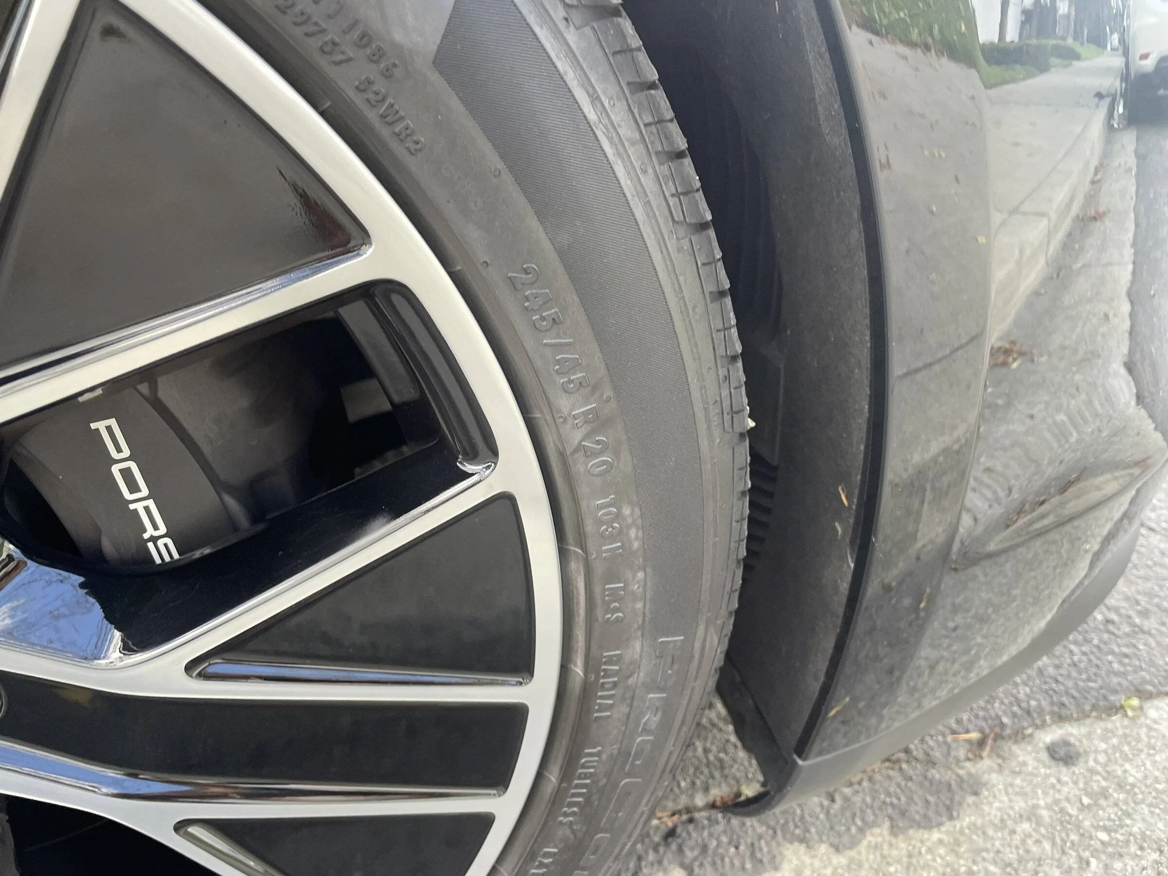Porsche Taycan [SOLD] 20-inch Taycan aero rims with black center caps IMG-9490