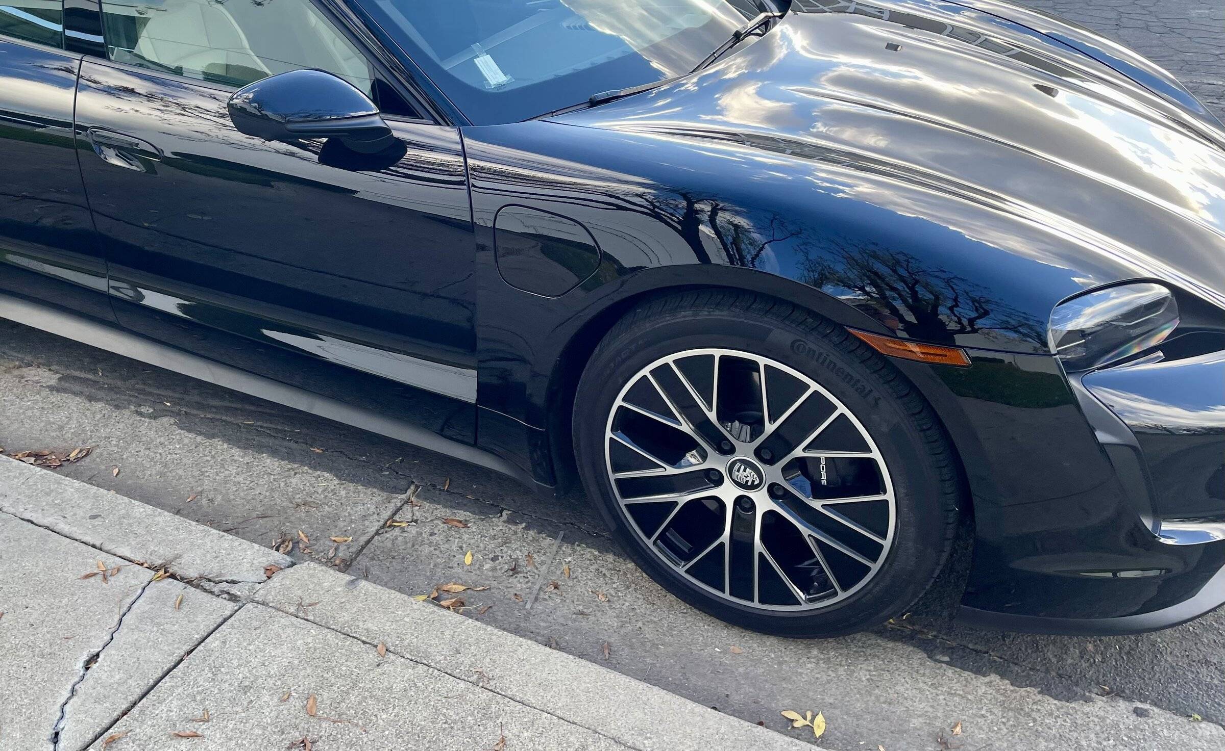 Porsche Taycan [SOLD] 20-inch Taycan aero rims with black center caps IMG-9491