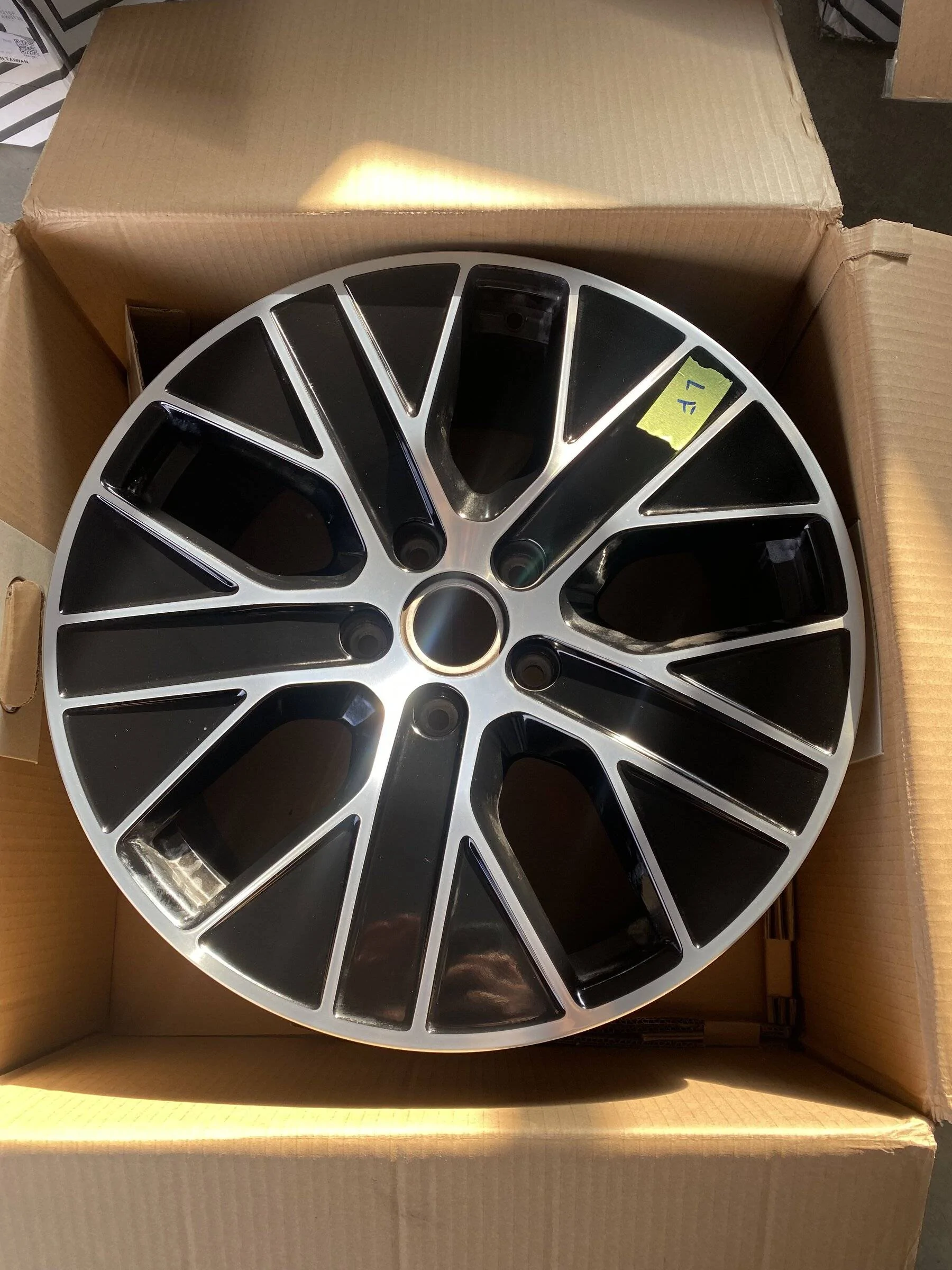 Porsche Taycan [SOLD] 20-inch Taycan aero rims with black center caps IMG-3577