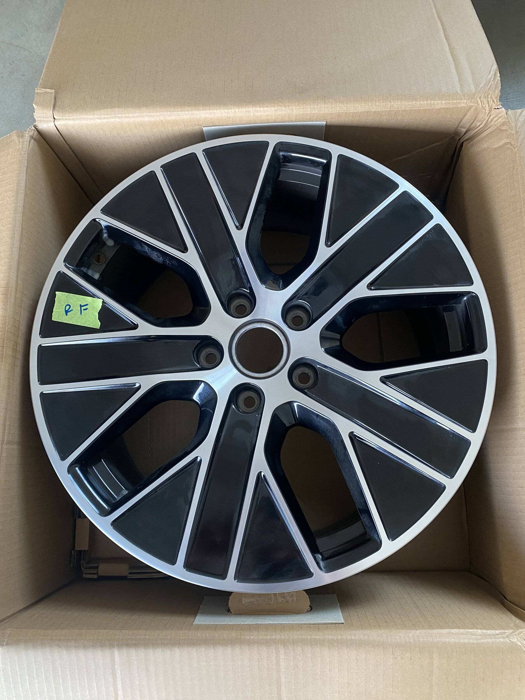 Porsche Taycan [SOLD] 20-inch Taycan aero rims with black center caps IMG-3578