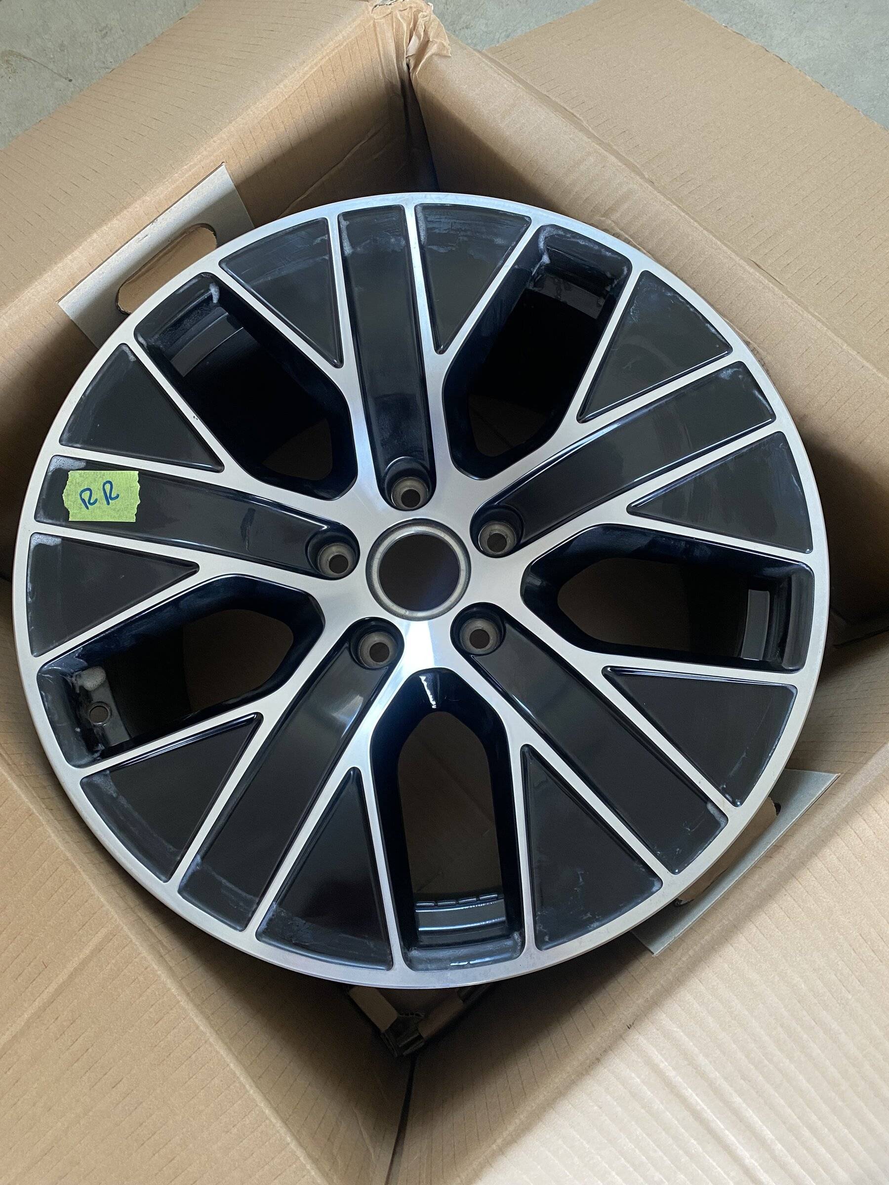 Porsche Taycan [SOLD] 20-inch Taycan aero rims with black center caps IMG-3579