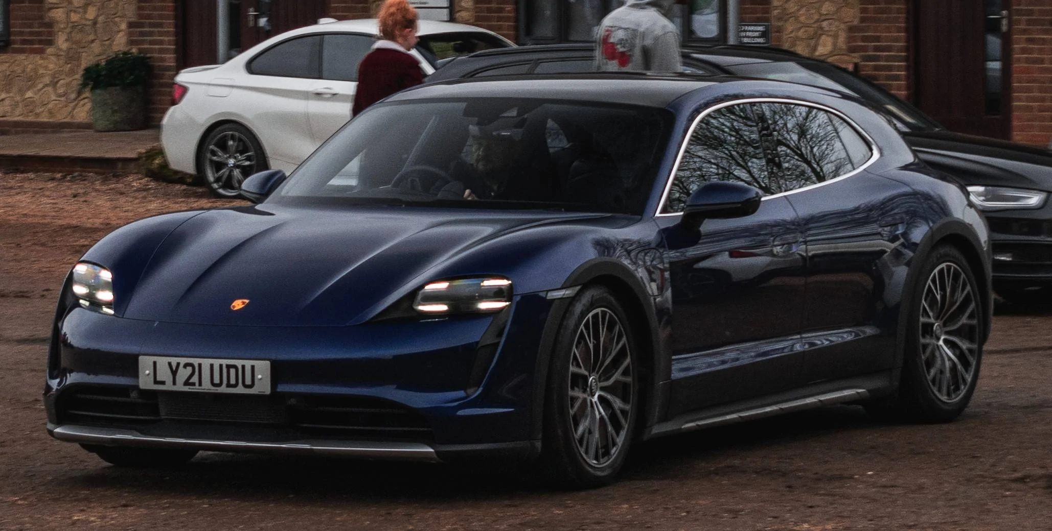 Porsche Taycan GENTIAN BLUE Taycan Club image00003 (2)