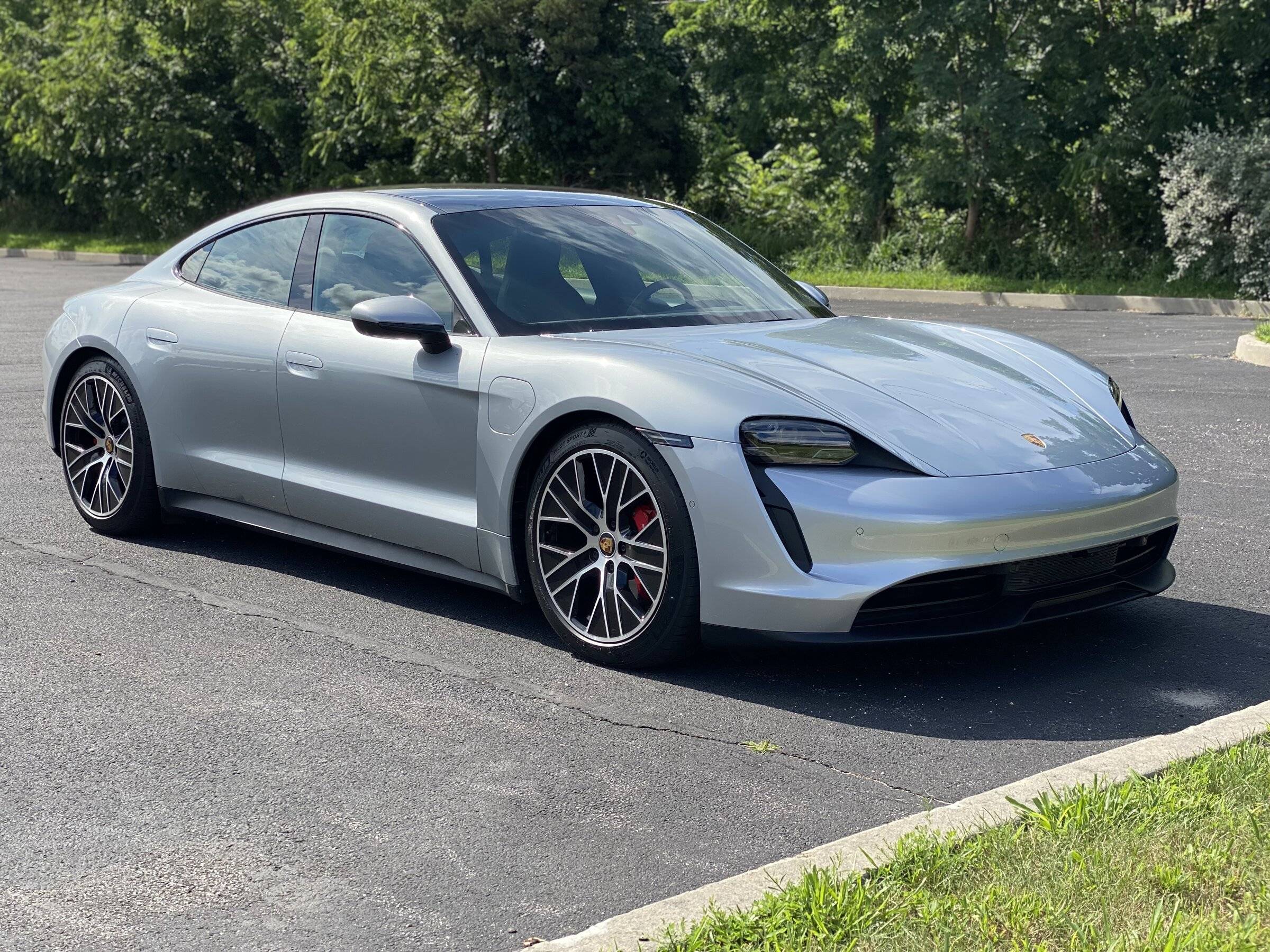 Porsche Taycan Window trim - black or silver? 1645378365167