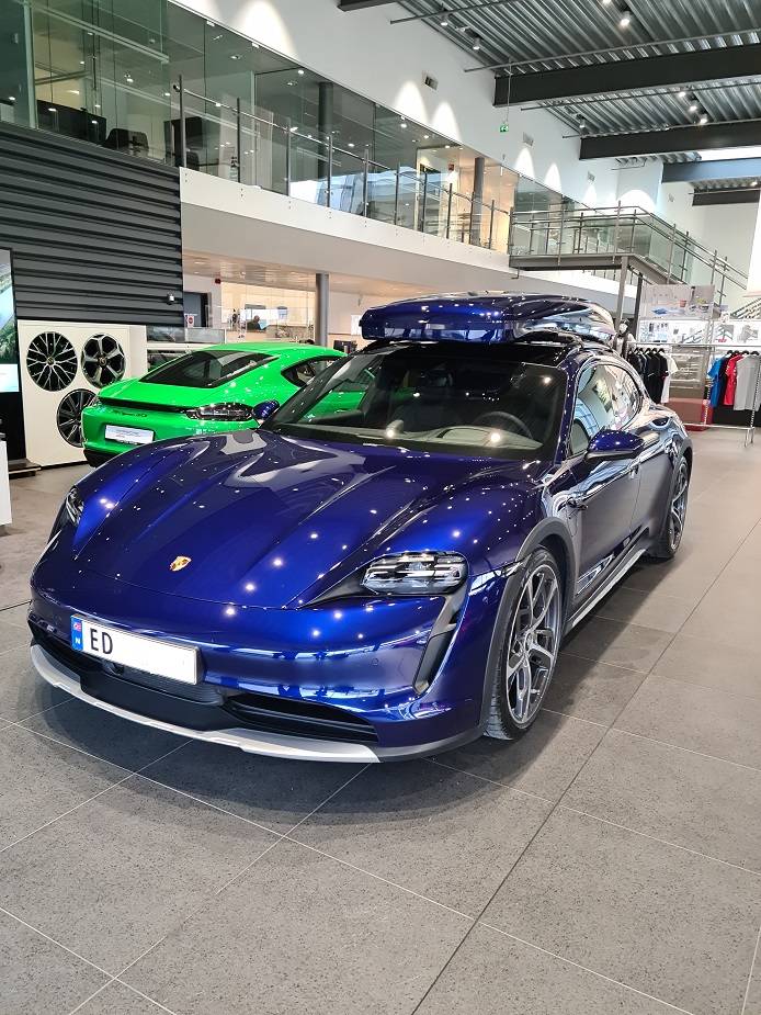 Taycan Cross Turismo Gentian Blue with 22