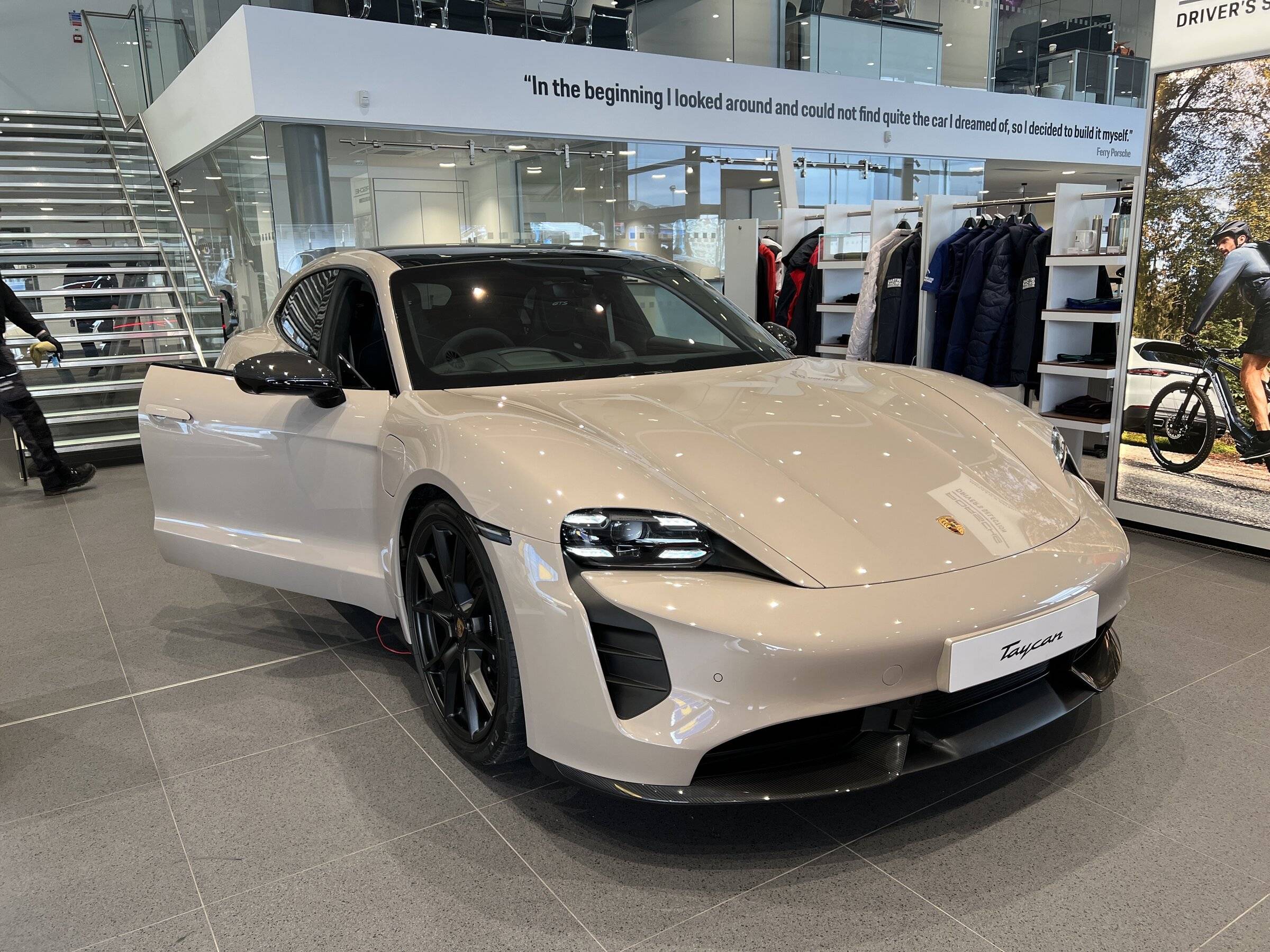 Porsche Taycan First GTS Sport Turismo Taycan in the wild 2C64DD81-0EB6-4184-BA3E-29D627648B42L0001