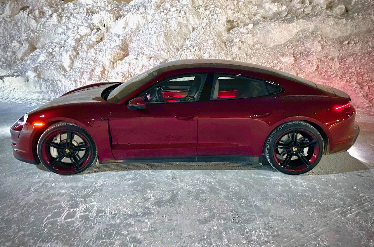Porsche Taycan CHERRY METALLIC Taycan Club 2021 Taycan 4S - 1 (1)