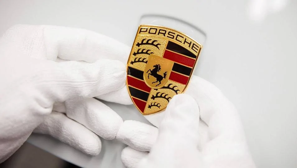 Porsche Taycan Important Retrofit (2nd Keyfob) for Your Vehicle is Now Available Produktion_Zuffenhausen_Einsetzen_Logo_2_layout_V2