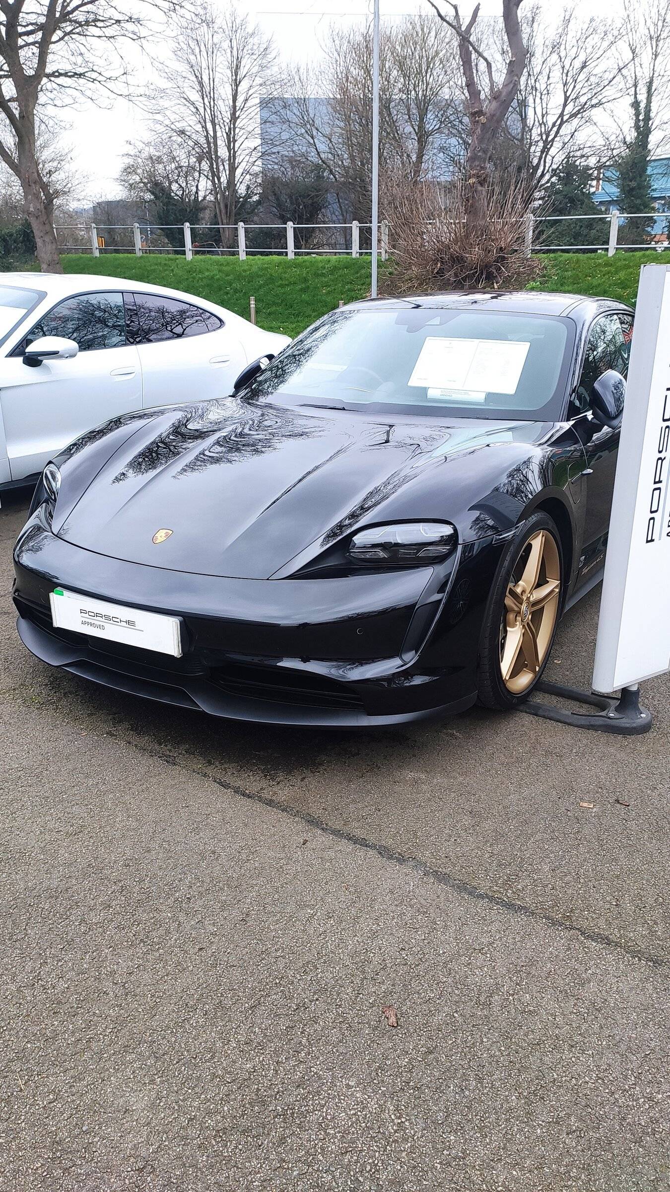 Porsche Taycan Black Taycan, Gold wheels. IMG_20220304_093900