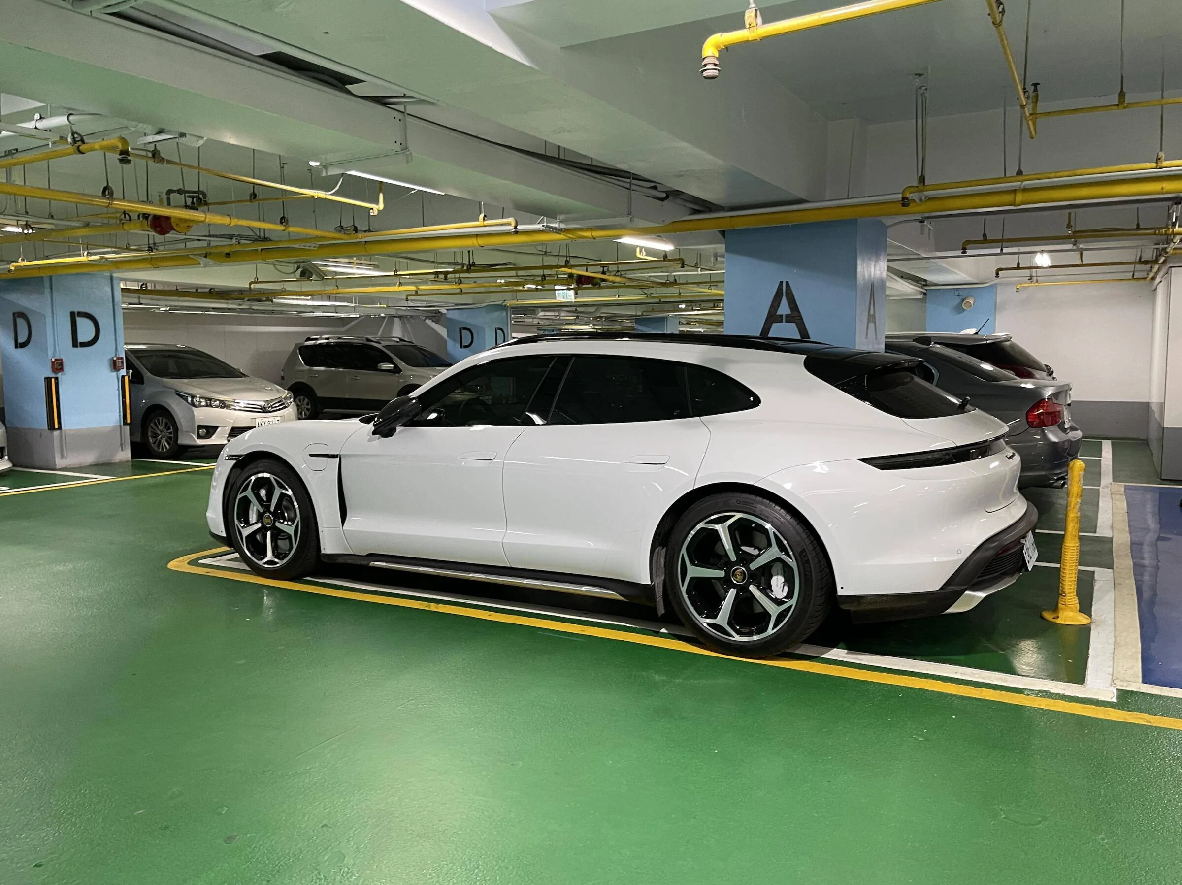 Porsche Taycan Offroad Design wheel with gloss black  2022-03-06 上午10.21.08