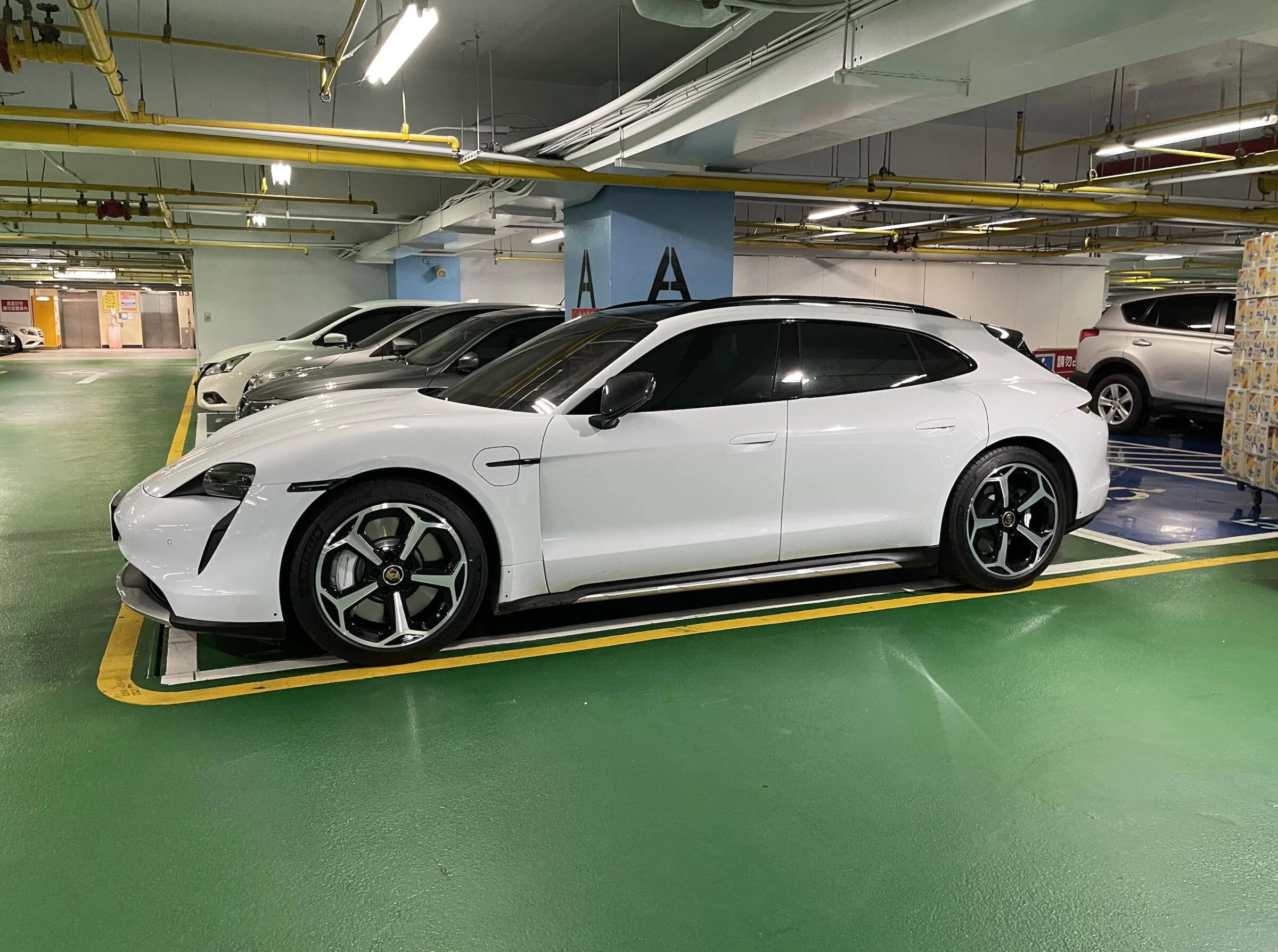 Porsche Taycan Offroad Design wheel with gloss black  2022-03-06 上午10.20.43