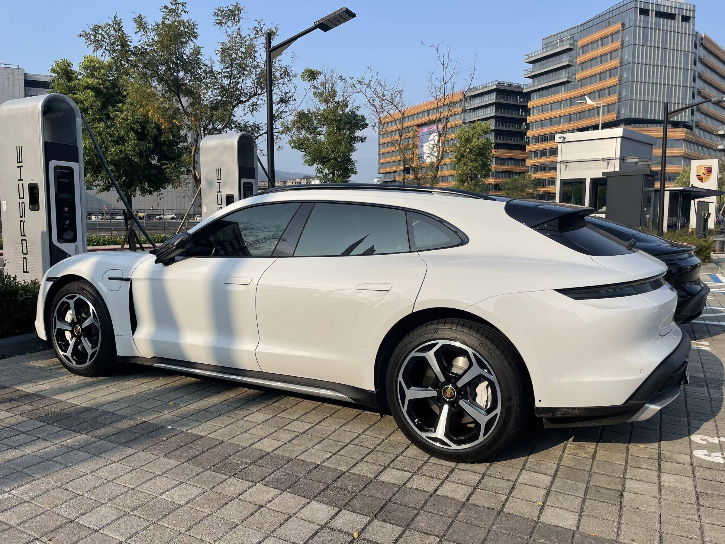 Porsche Taycan Offroad Design wheel with gloss black 截圖 2022-03-06 上午10.22.32