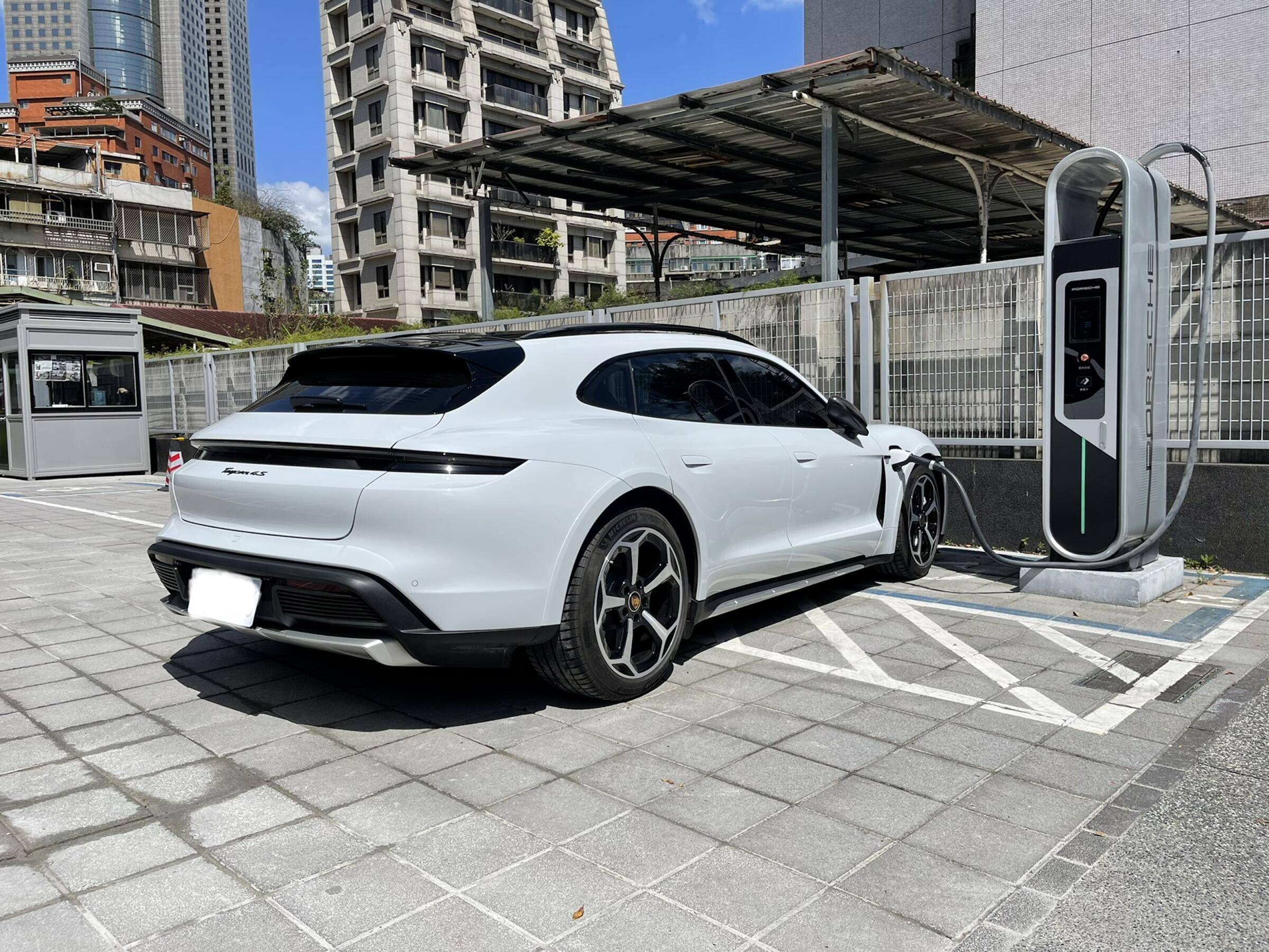 Porsche Taycan Rear light strip with 'PORSCHE' logo in black?? 截圖 2022-03-10 下午11.06.31