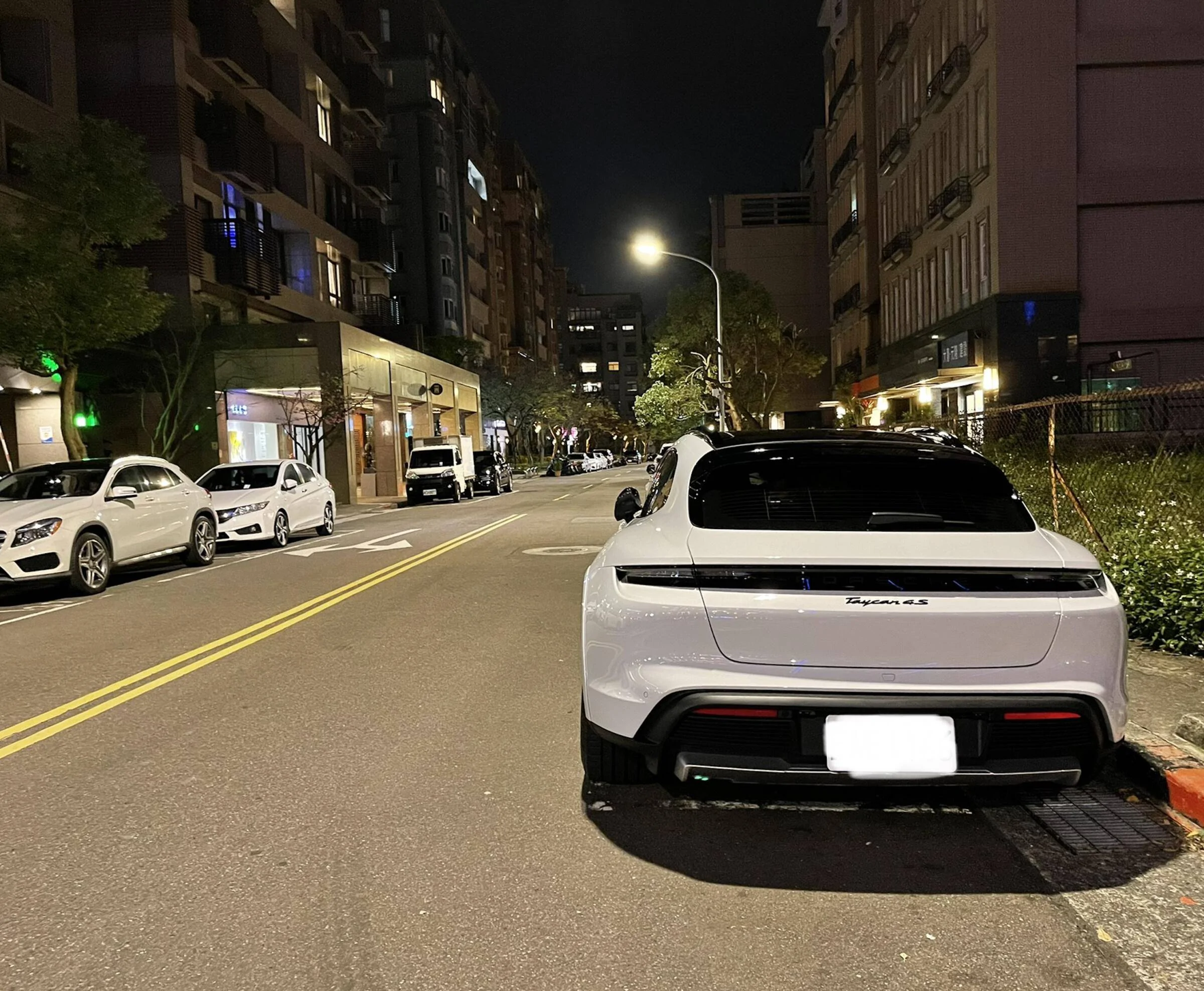 Porsche Taycan Rear light strip with 'PORSCHE' logo in black??  2022-03-10 下午11.06.19