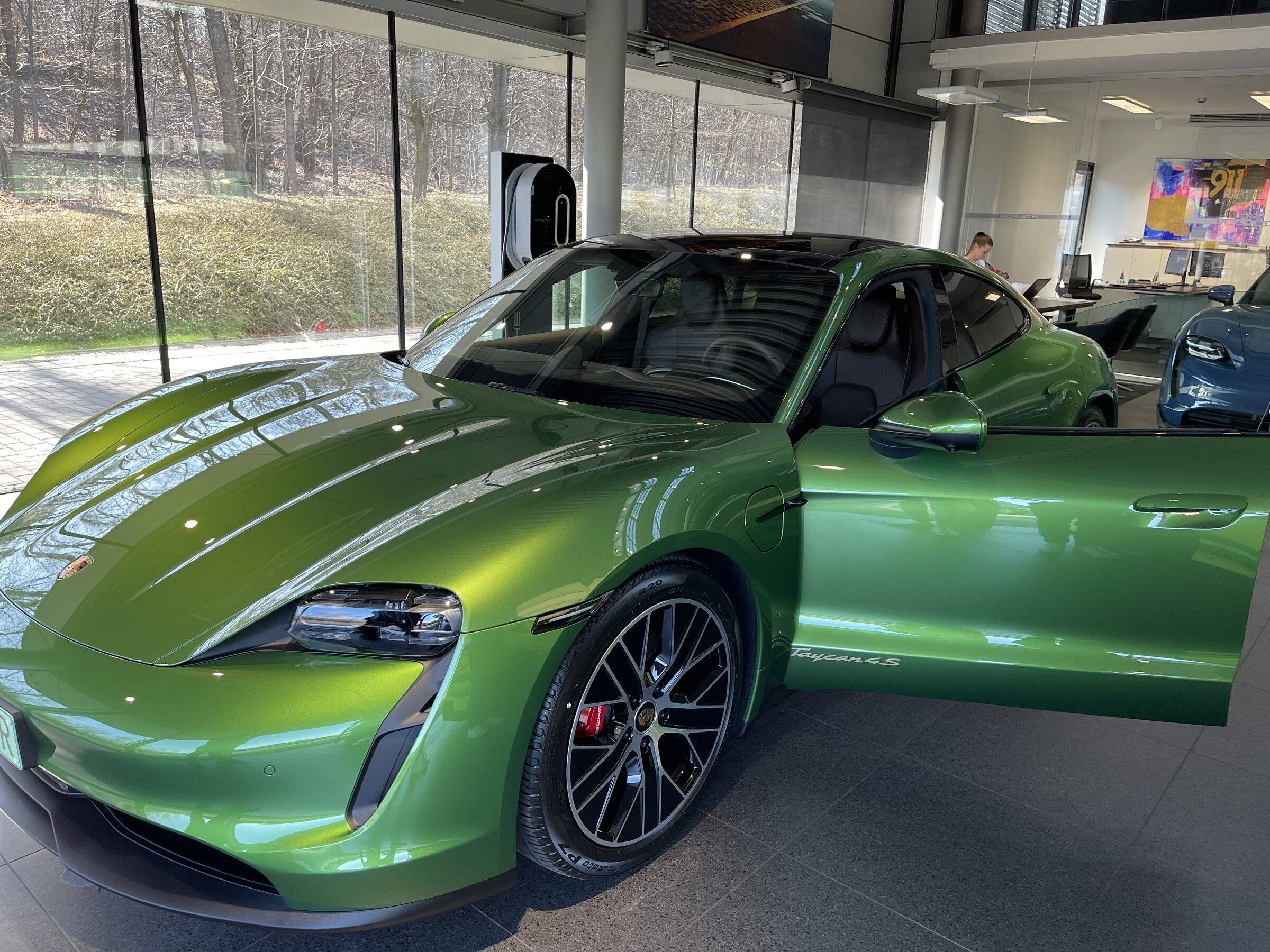 Porsche Taycan MAMBA GREEN Taycan Club 02FFDB66-D8F7-42C2-95E1-08E22EA764C7