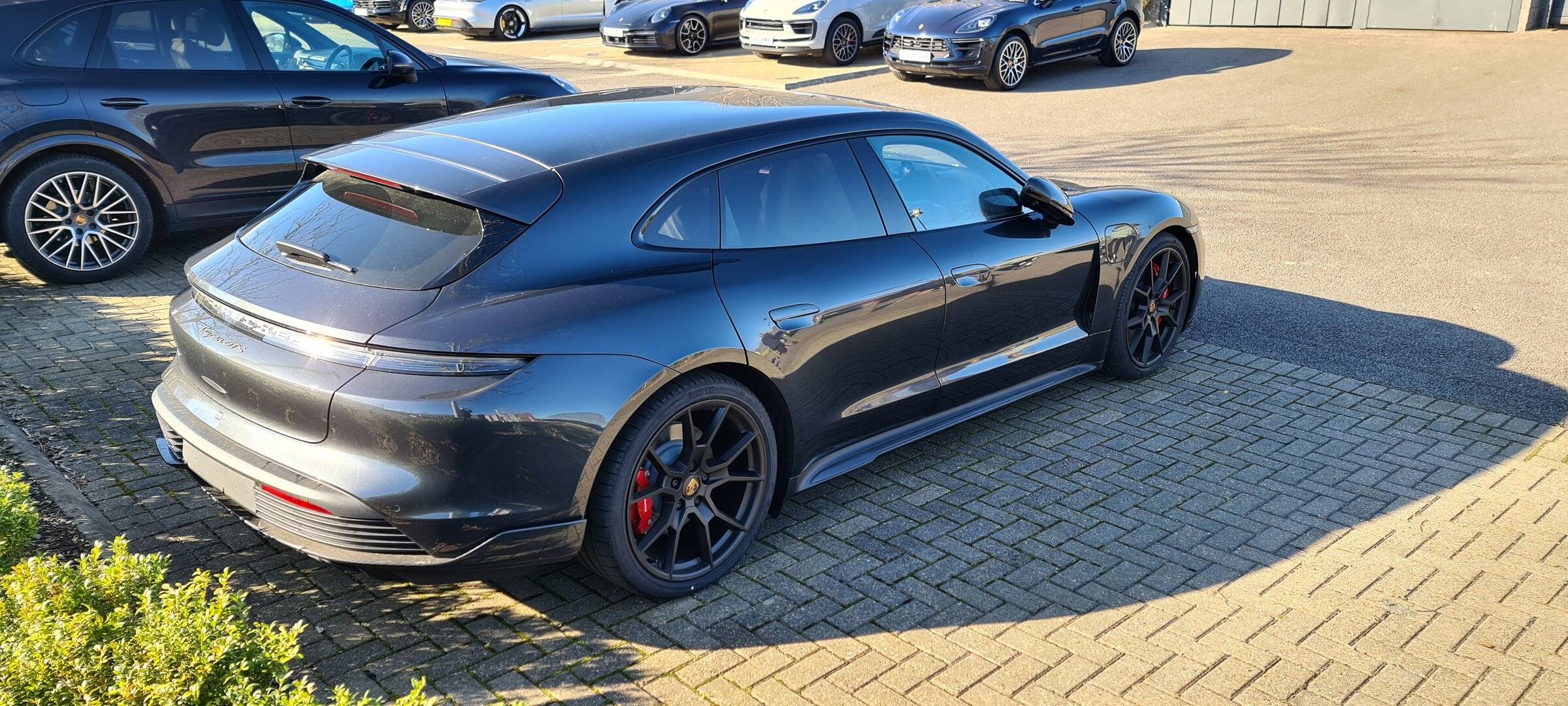 Porsche Taycan VOLCANO GREY Taycan Club 20220227_142421