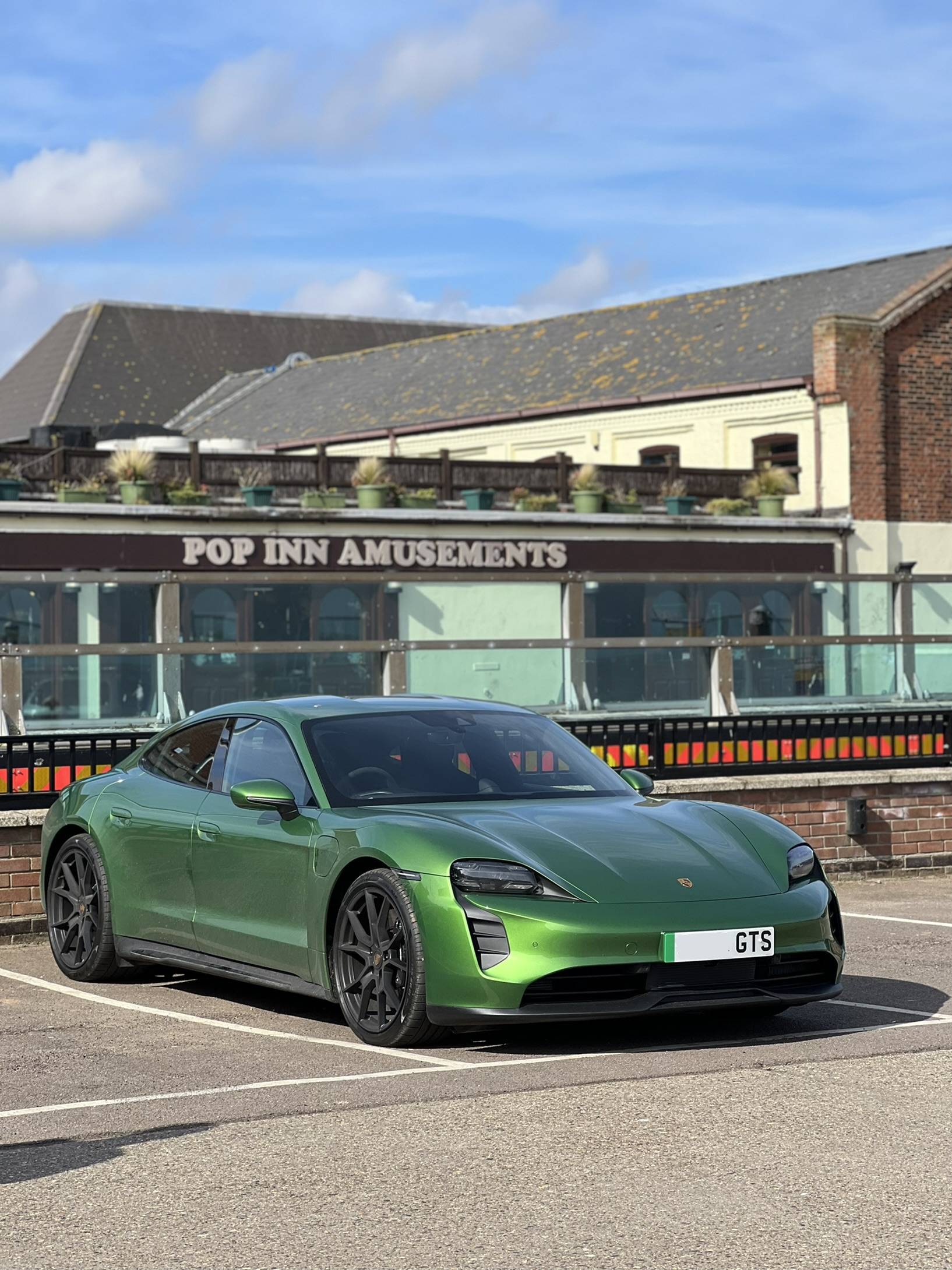 Porsche Taycan MAMBA GREEN Taycan Club 2B323E4C-FBAF-47D1-A90F-259941EEA94E