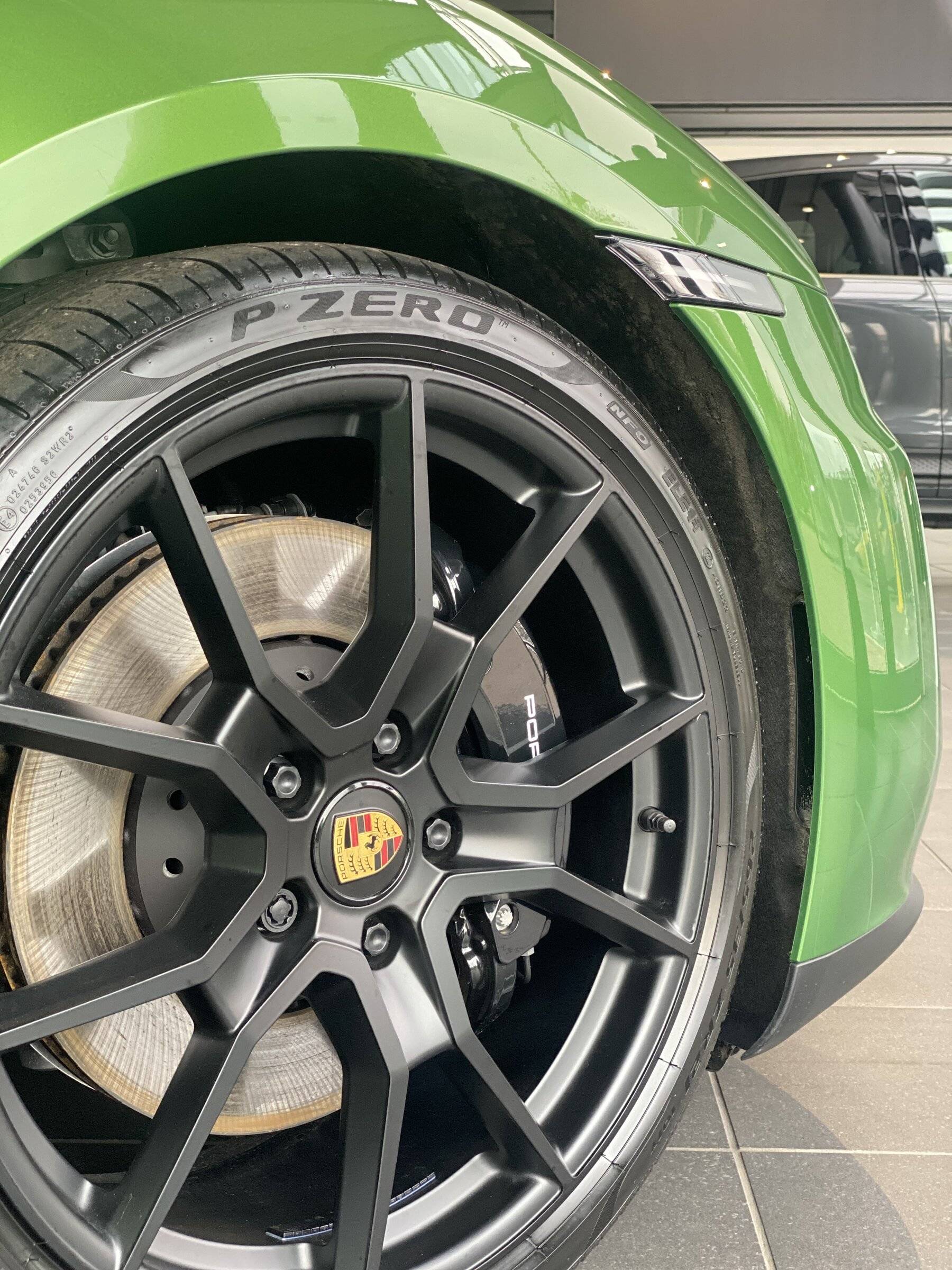 Porsche Taycan MAMBA GREEN Taycan Club F35C1E9E-74B8-401E-BFA4-25C661A4BA73