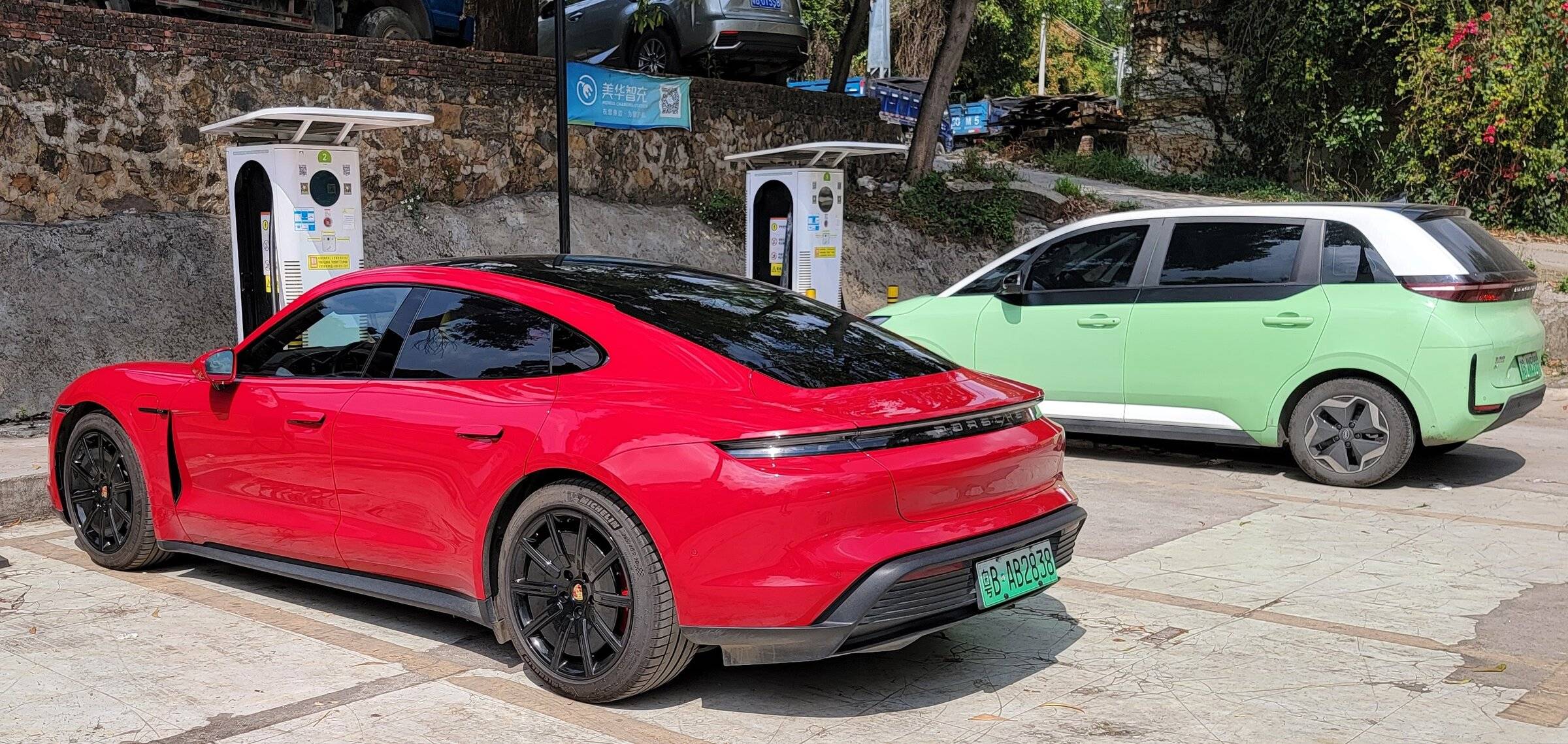 Porsche Taycan CARMINE RED Taycan Club 20220313_140454