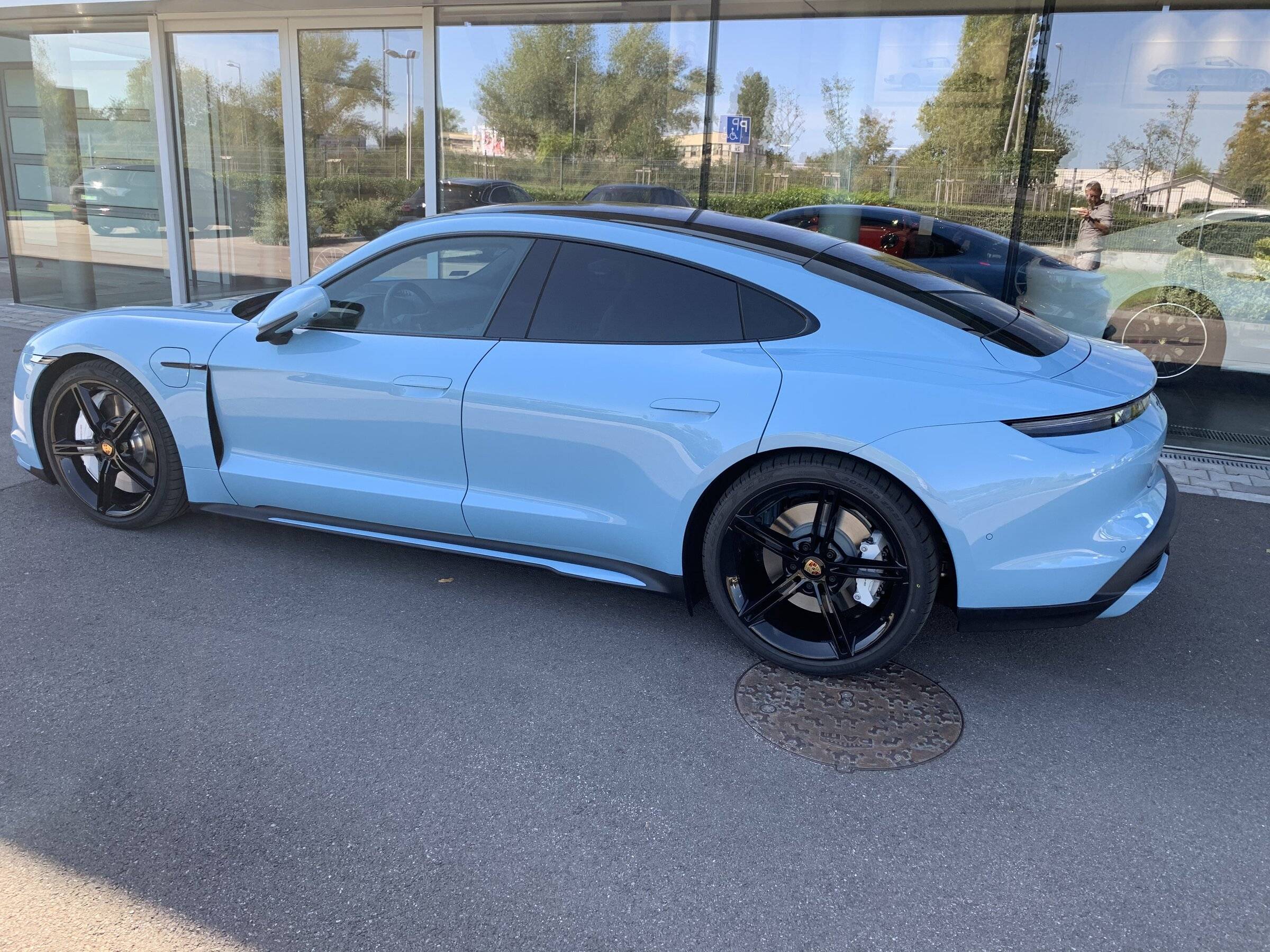 Porsche Taycan Frozen Blue Metallic GTS? IMG_0709