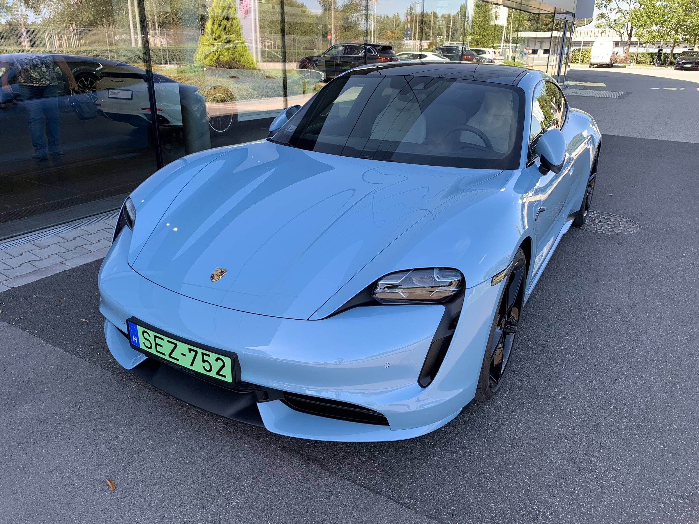 Porsche Taycan Frozen Blue Metallic GTS? IMG_0711