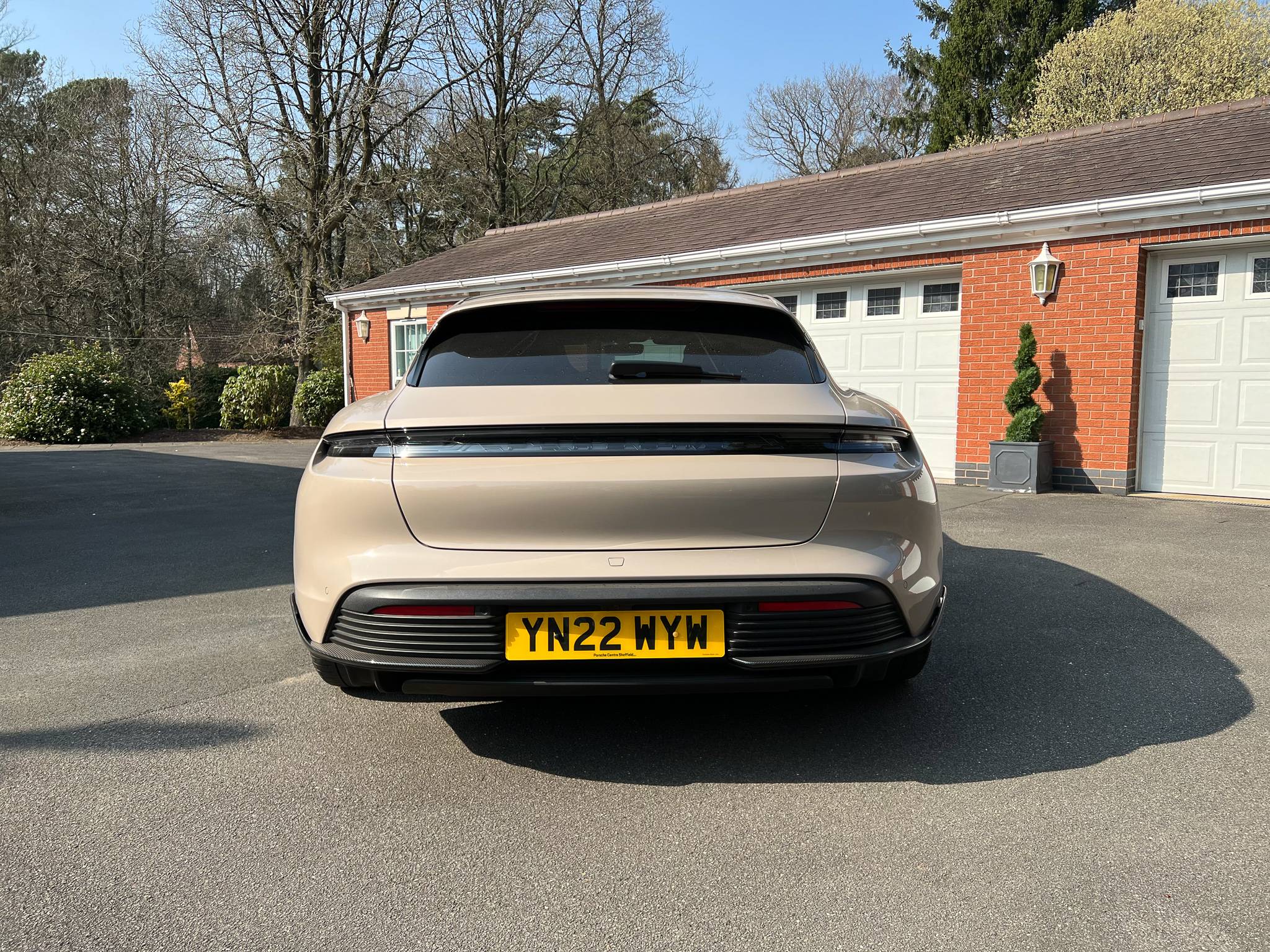 Porsche Taycan 24 hours with a Taycan GTS Sport Turismo (Coffee Beige Metallic) FC971AAB-77E7-4565-B898-7D50F110C0A4L0001