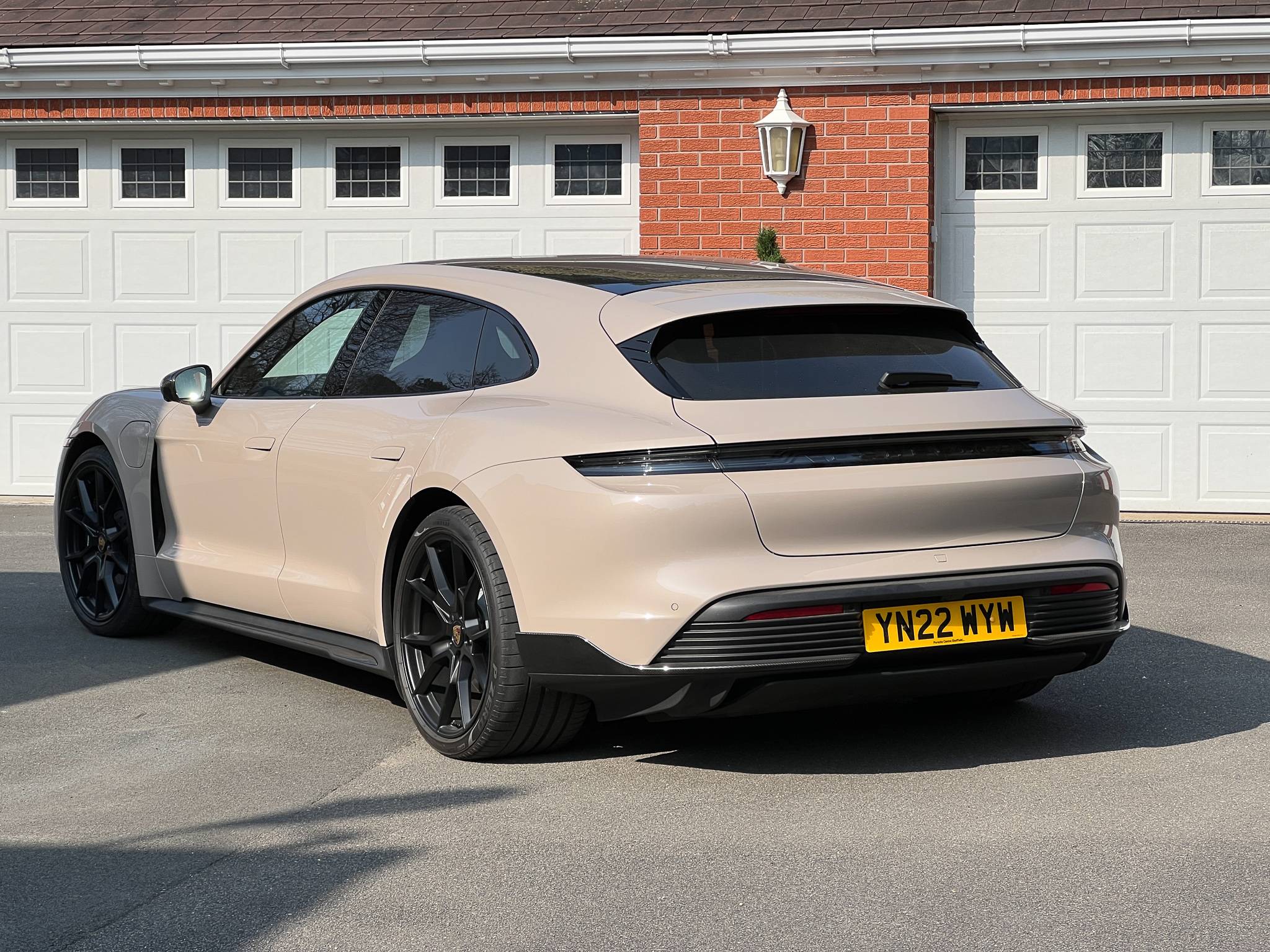 Porsche Taycan 24 hours with a Taycan GTS Sport Turismo (Coffee Beige Metallic) IMG_5569