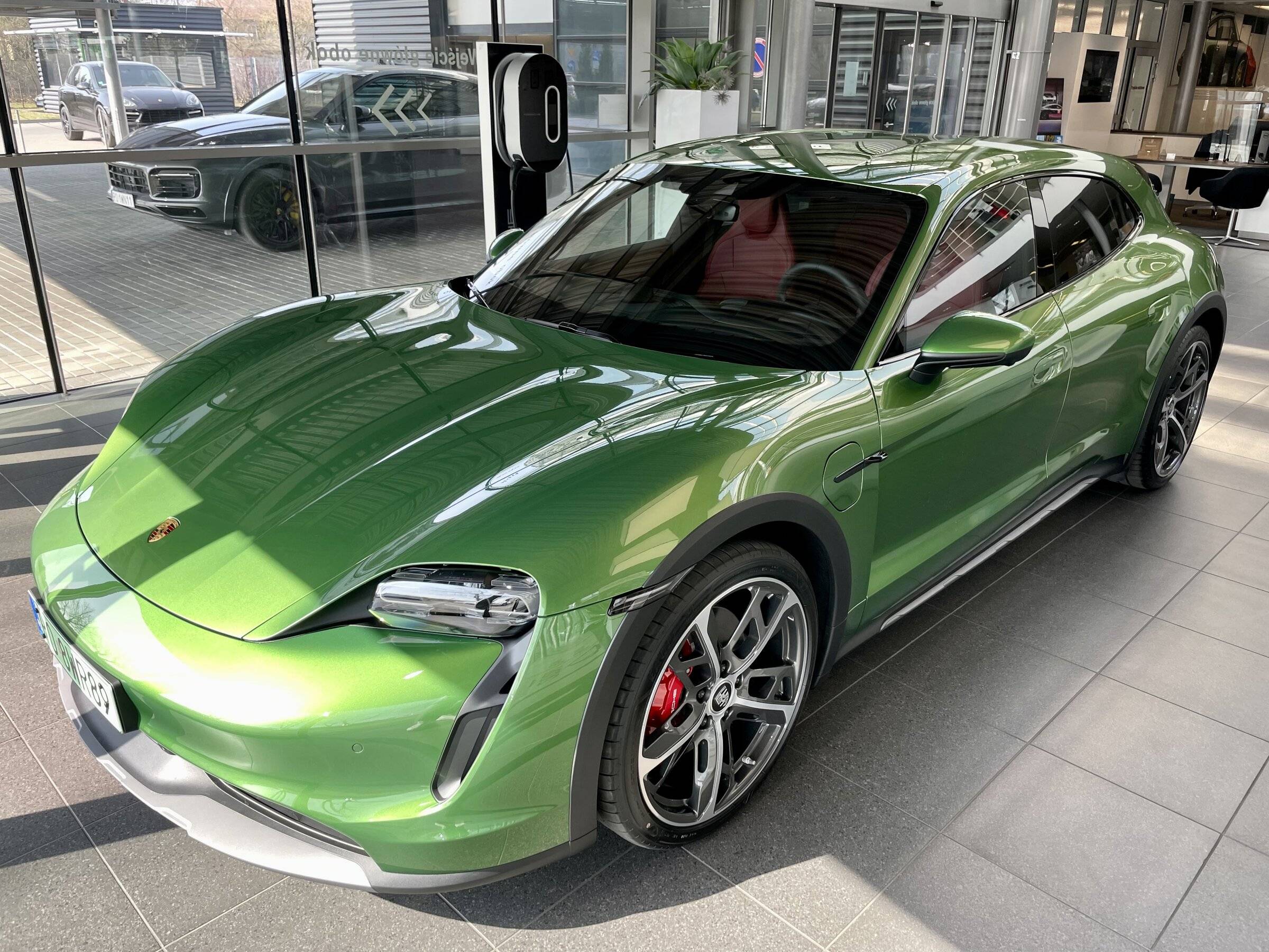 Porsche Taycan MAMBA GREEN Taycan Club 63FC8496-D64B-42F5-BF17-9AAE2A89BD8C
