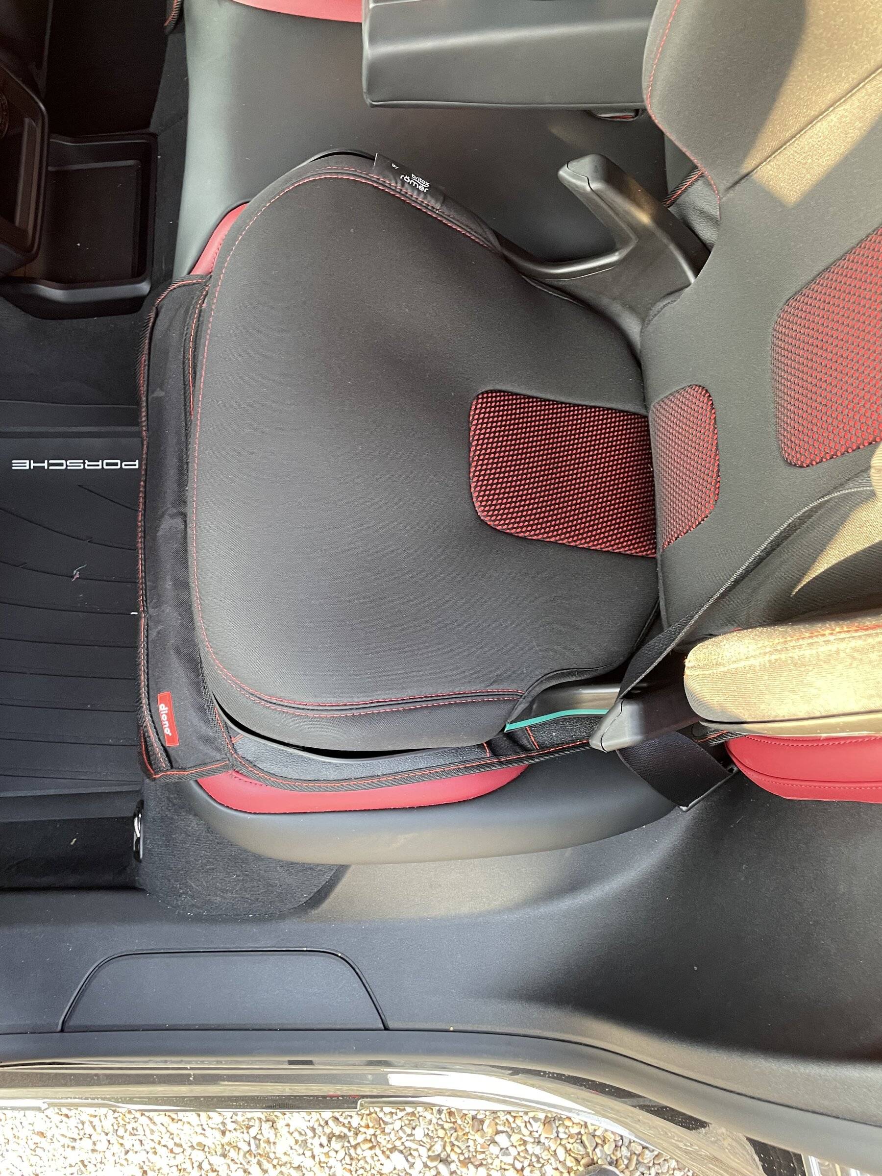 Porsche Taycan Porsche Junior Seat i-Size In Taycan 719638C7-EA19-480F-AC42-3A130DFEB1E9