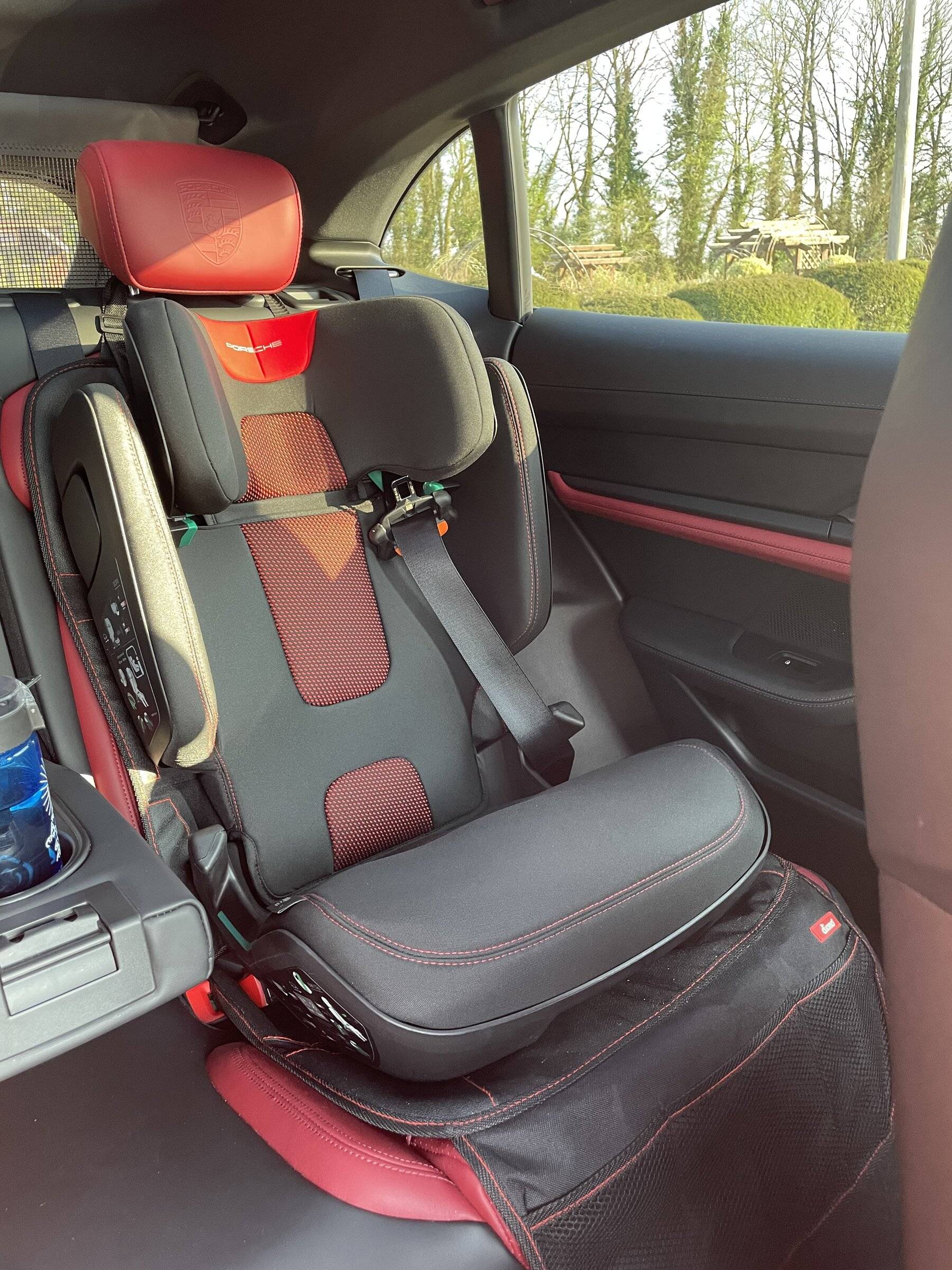 Porsche Taycan Porsche Junior Seat i-Size In Taycan A1CA6879-7EEF-4CF0-8429-5E7F65B62B61