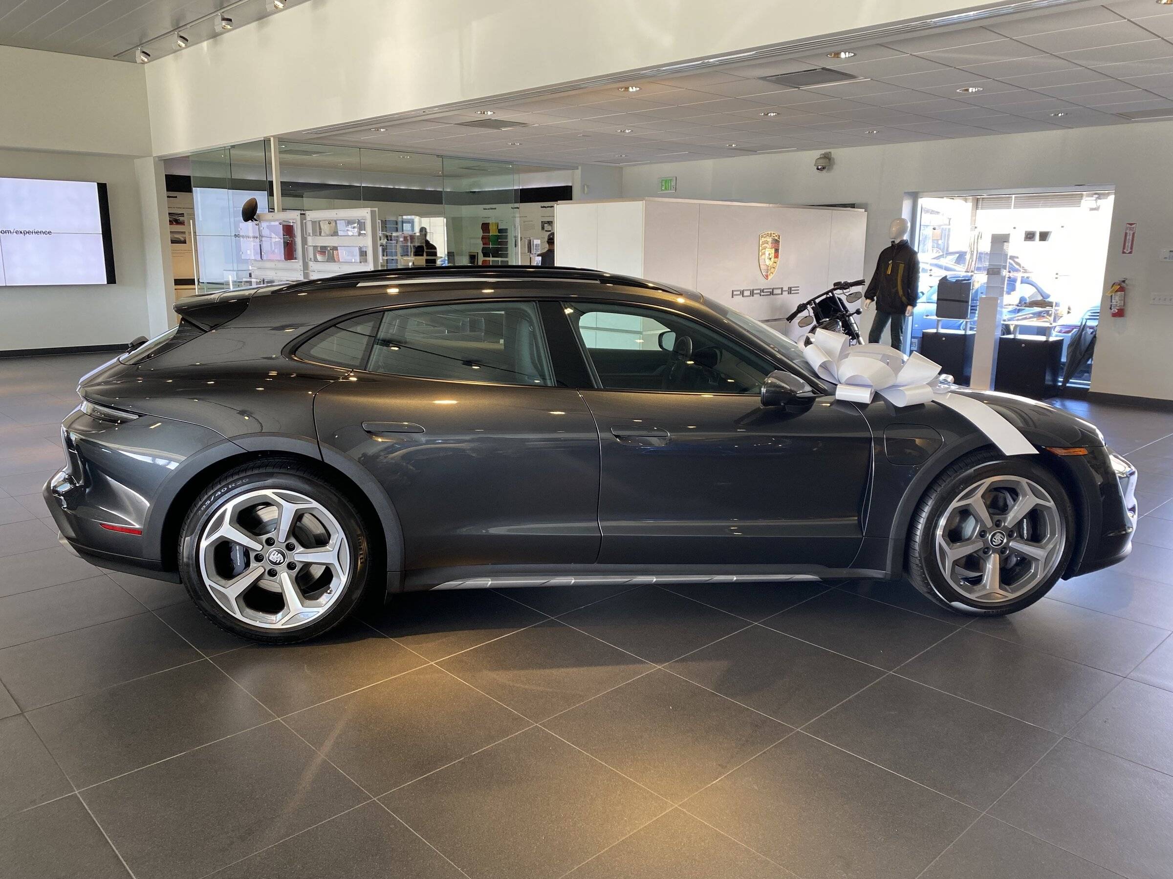 Porsche Taycan VOLCANO GREY Taycan Club IMG_7933