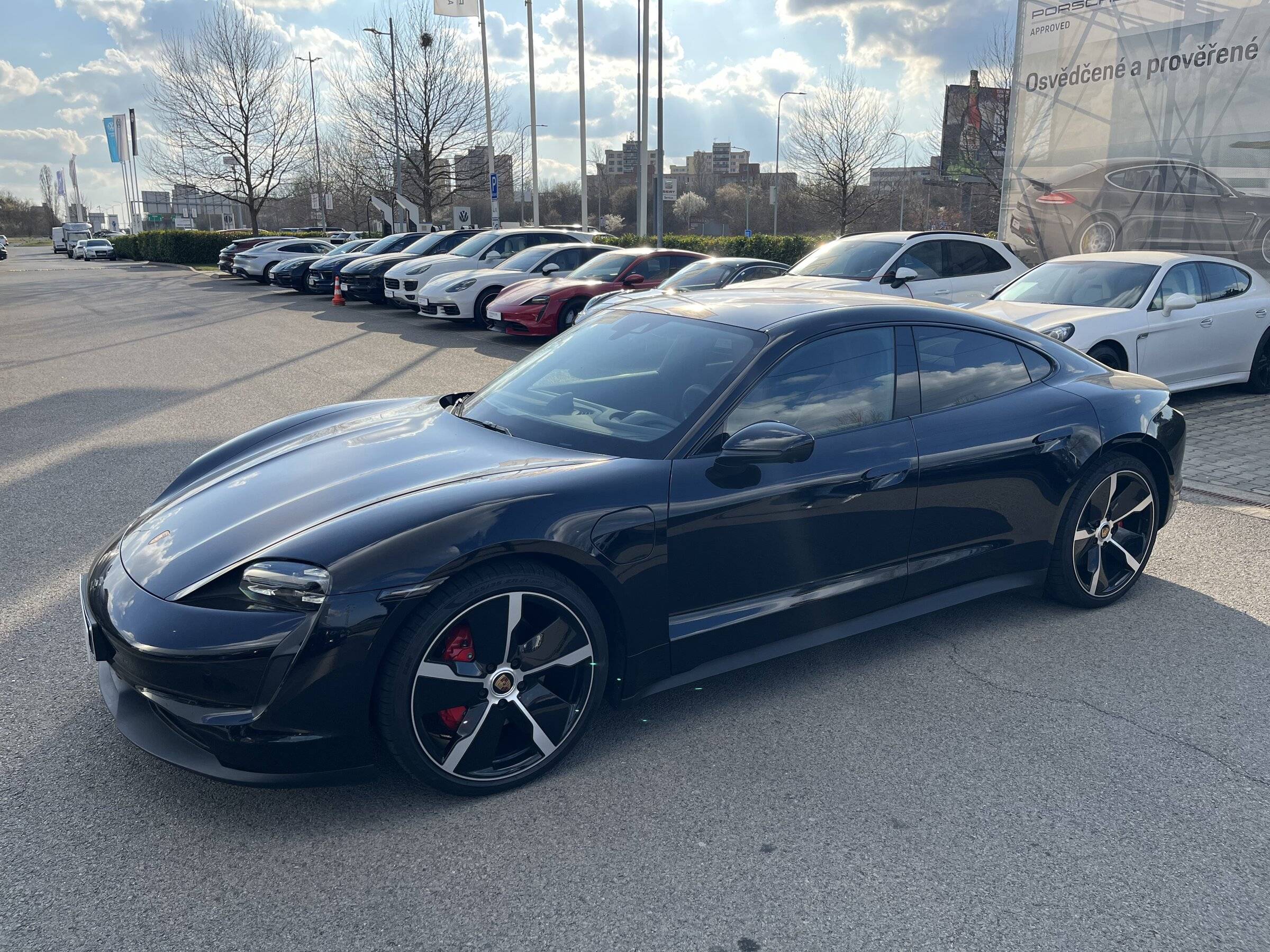 Porsche Taycan BLACK / JET BLACK Taycan Club 7263A4B8-81B3-4573-B93E-13C13D58B432