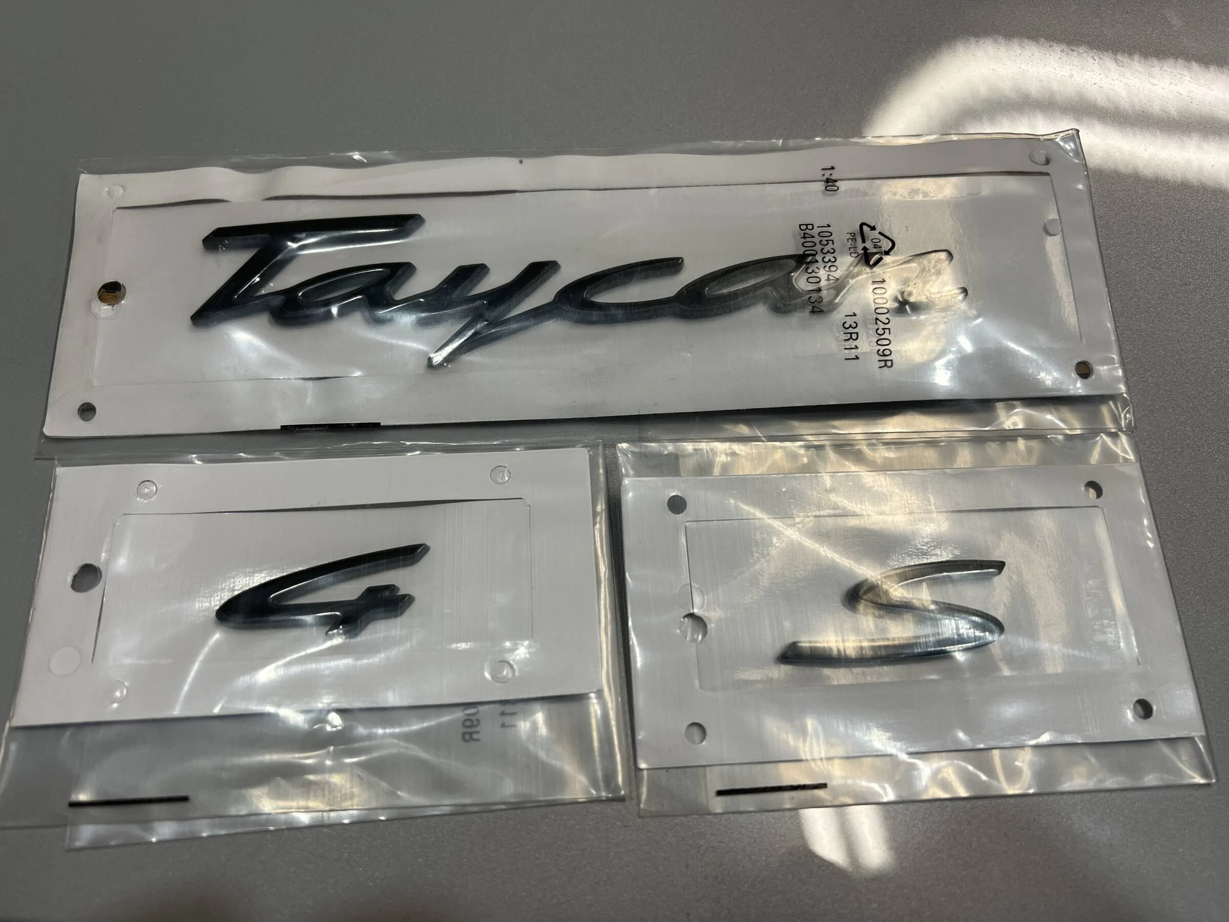 Porsche Taycan Porsche Taycan gloss black emblem OEYJbE