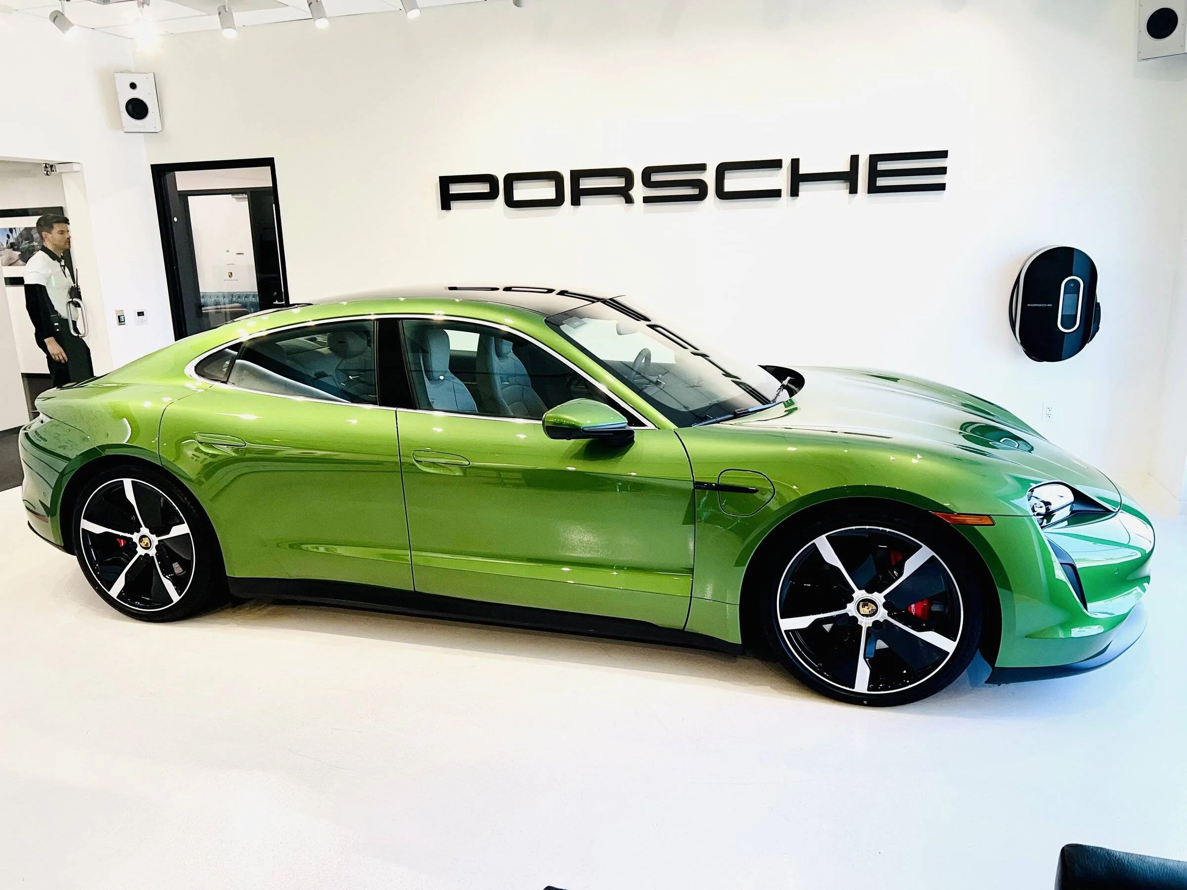 Porsche Taycan MAMBA GREEN Taycan Club 0EC814D2-D33B-4CF4-9799-305ADEE2A6EA