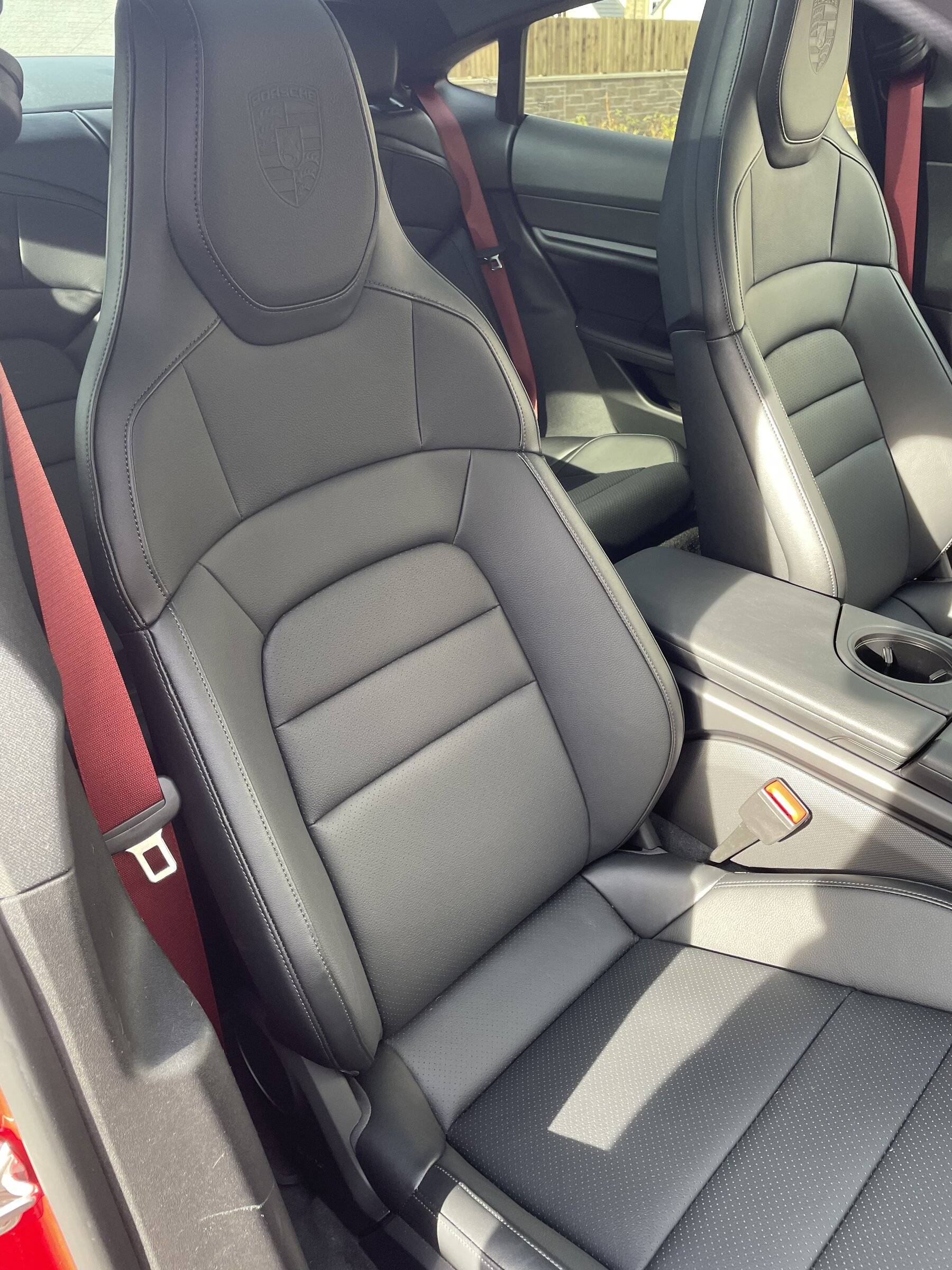 Porsche Taycan CARMINE RED Taycan Club F20CEEC1-72FC-482B-A248-B100B7679AC0