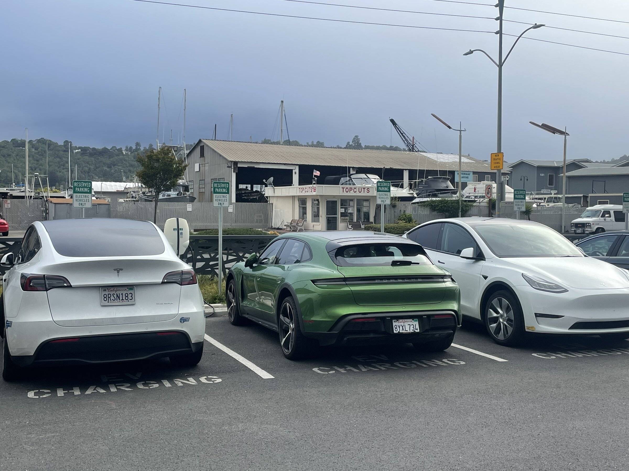 Porsche Taycan MAMBA GREEN Taycan Club 263402F3-E21E-4061-ADC9-6D0774EF916A