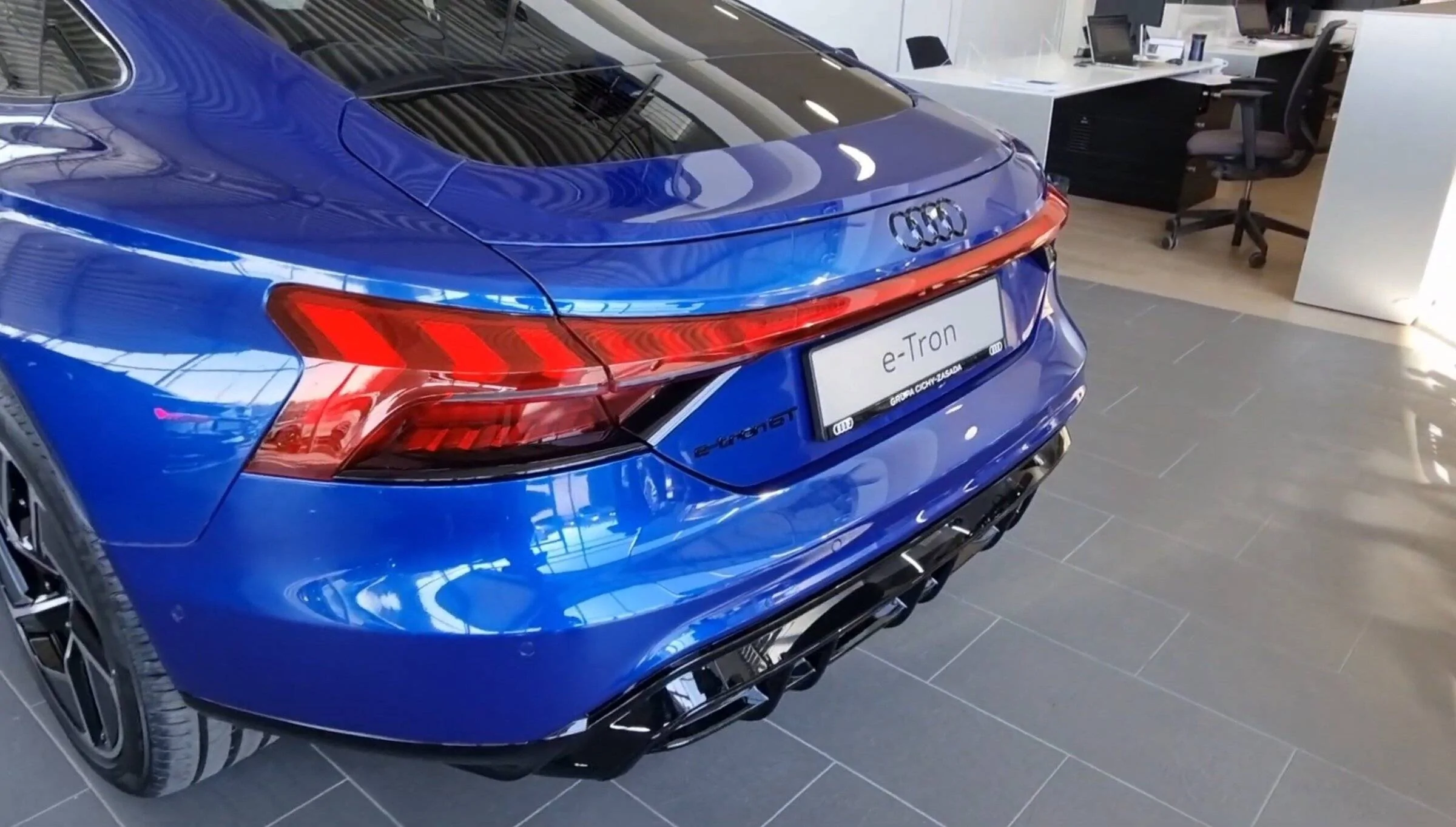 Porsche Taycan Audi Exclusive colors  for the E-Tron GT Screenshot_20220504-044337_YouTu