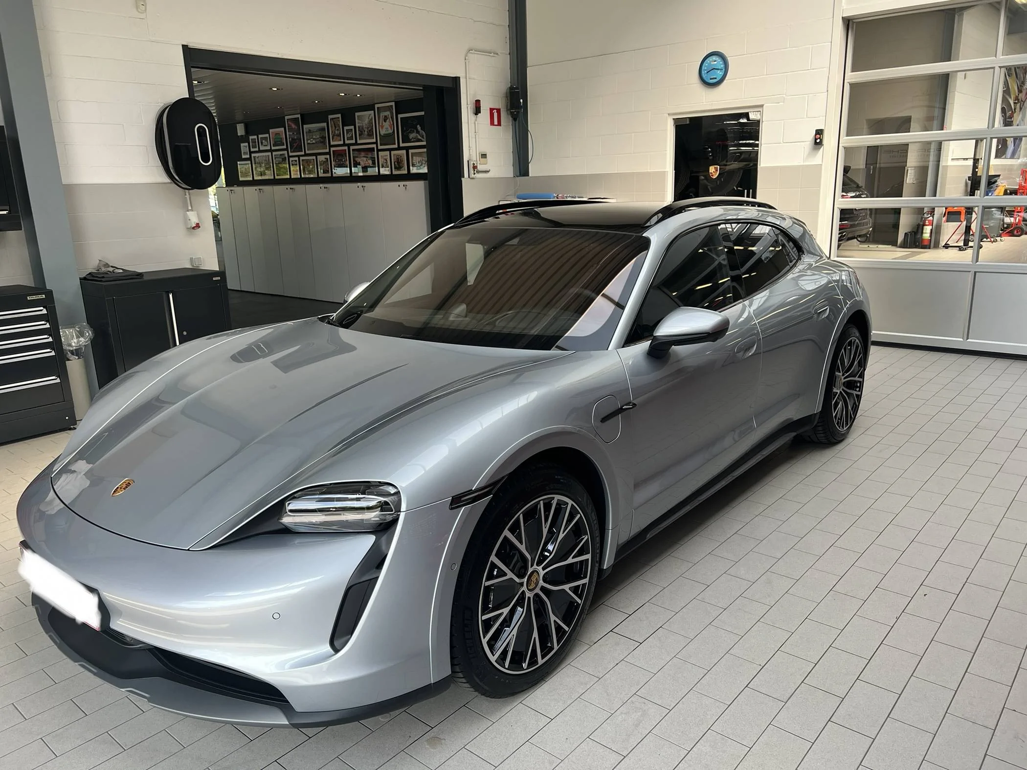 Porsche Taycan DOLOMITE SILVER Taycan Club 7C7A899C-D6C0-4AEA-B0C9-443247CEFCDC