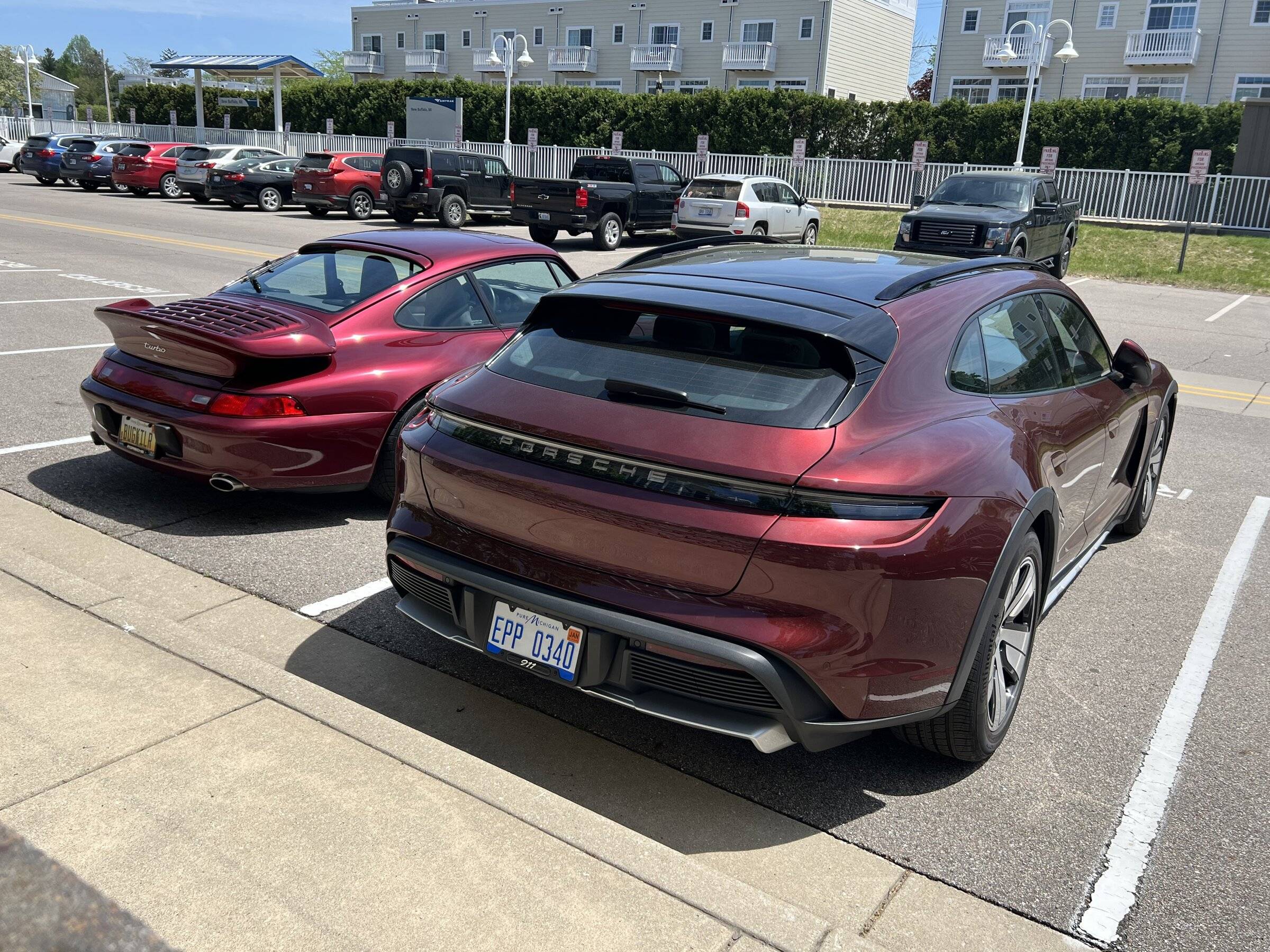 Porsche Taycan CHERRY METALLIC Taycan Club 05627FA4-B823-48C2-8AAC-1A356307A4E3