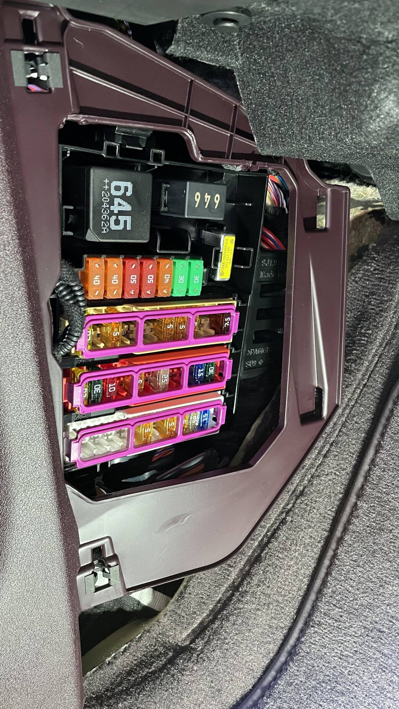 Porsche Taycan Control unit for wireless data transmis- sion (RHD vehicles) IMG_0375