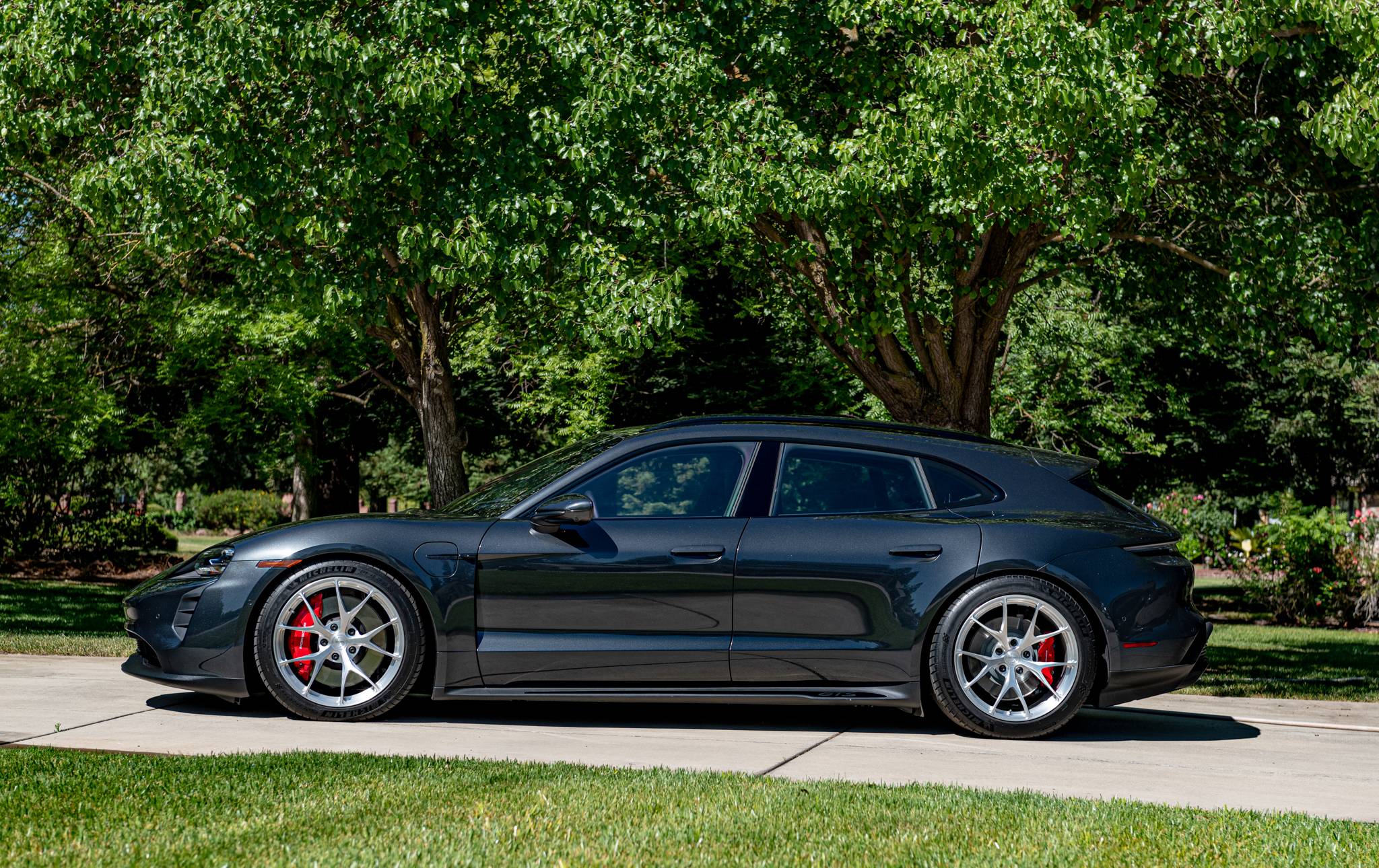 Porsche Taycan VOLCANO GREY Taycan Club SV104 Taycan Brushed Aluminum Daytime-15