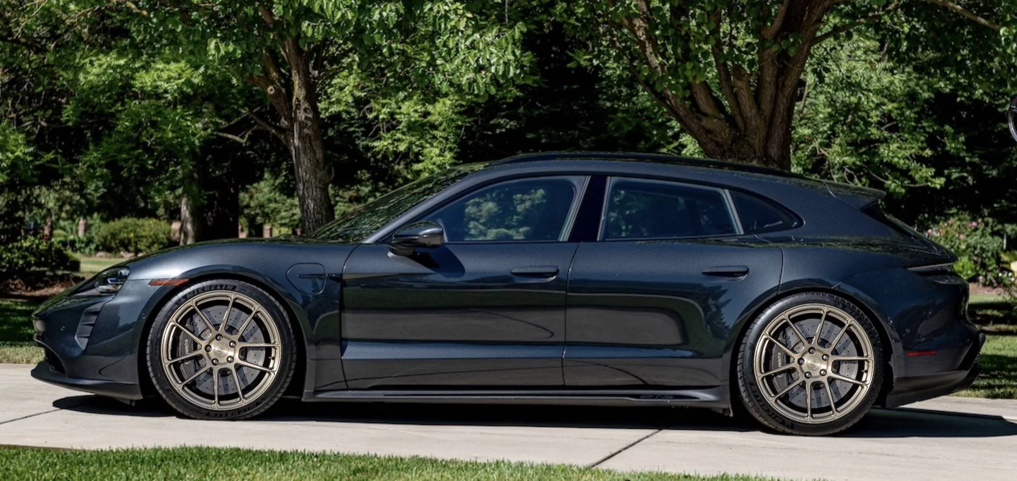 Porsche Taycan Signature Wheel - Now Here For The Taycan! AC7200B7-513C-4104-B06E-F1BA84AC008D