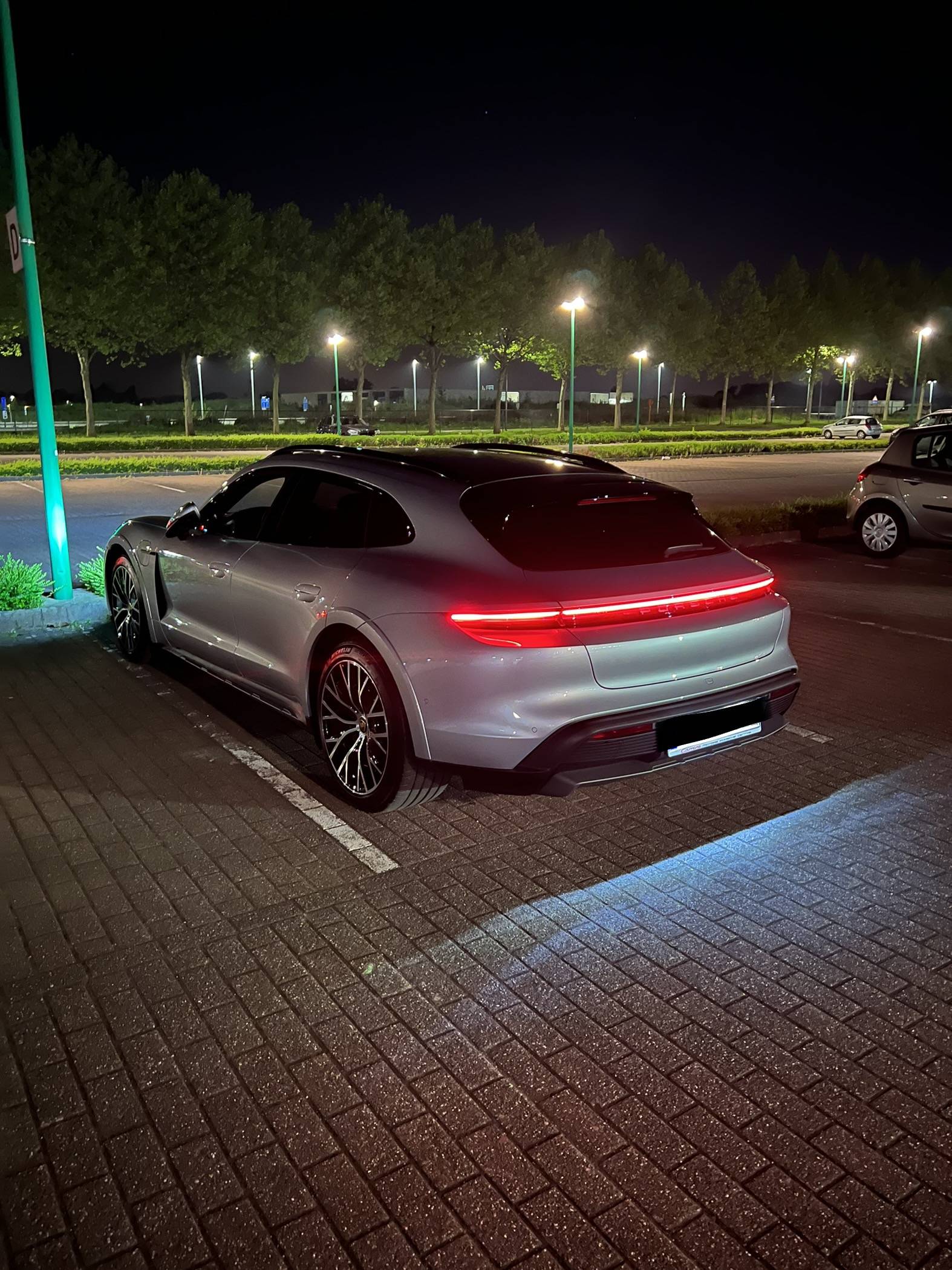 Porsche Taycan DOLOMITE SILVER Taycan Club D1677BE6-71FA-4405-A218-BEB92BDA5629