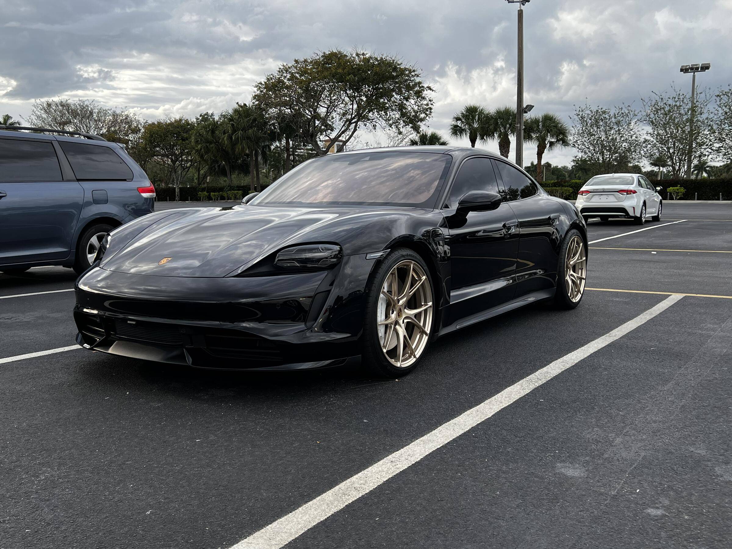Porsche Taycan BLACK / JET BLACK Taycan Club tempImaget6o29e