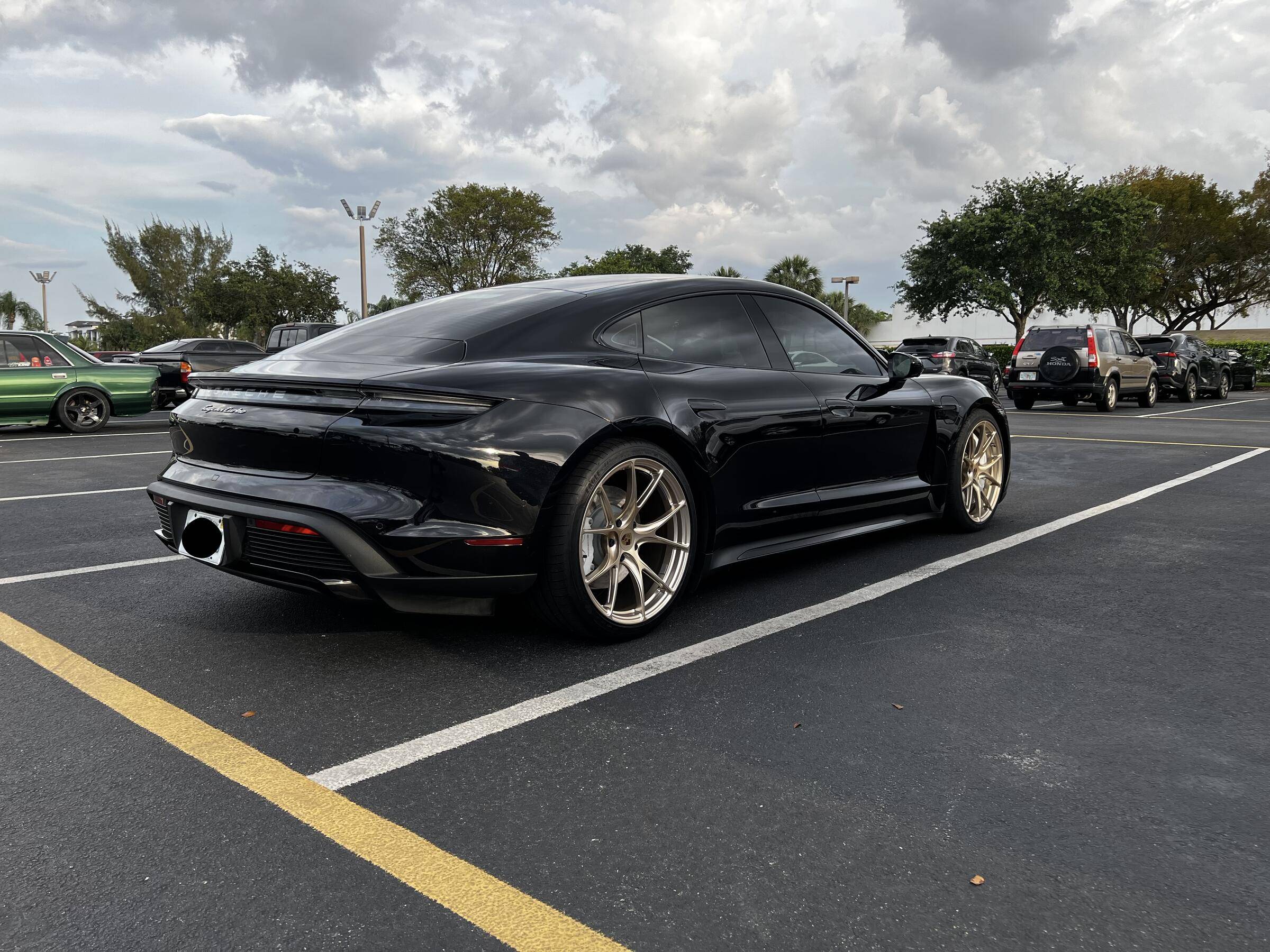 Porsche Taycan BLACK / JET BLACK Taycan Club tempImage9c7iSk