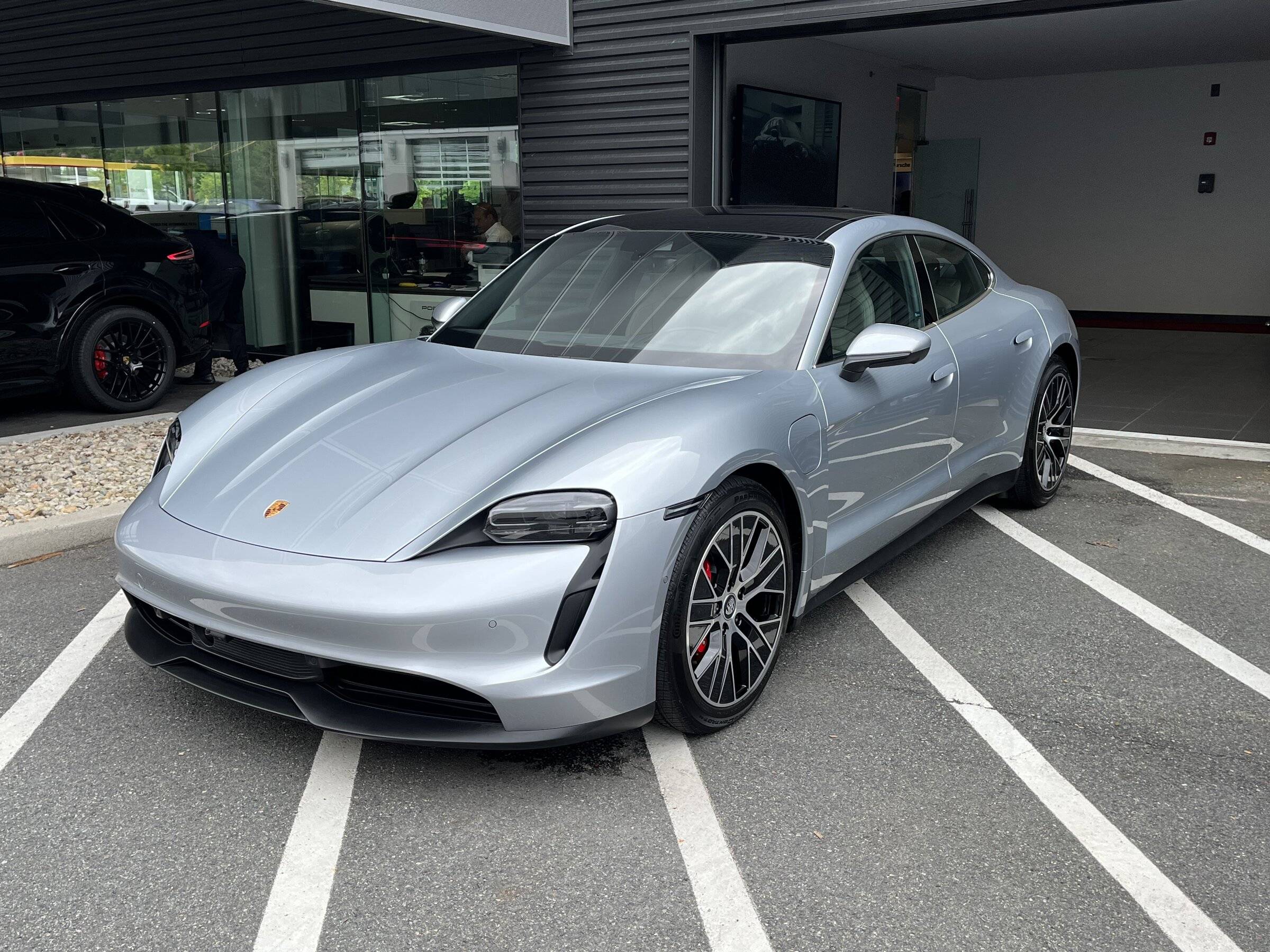 Porsche Taycan DOLOMITE SILVER Taycan Club 9D4360F3-718F-48E7-97C0-70F7E026A735