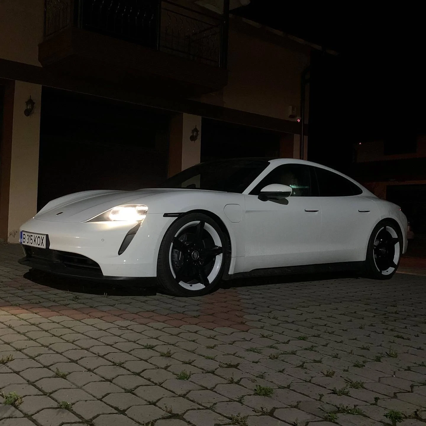 Porsche Taycan Mission E wheels on standard braking system 5DDD92E8-1981-4876-855B-0CF2A62BD425