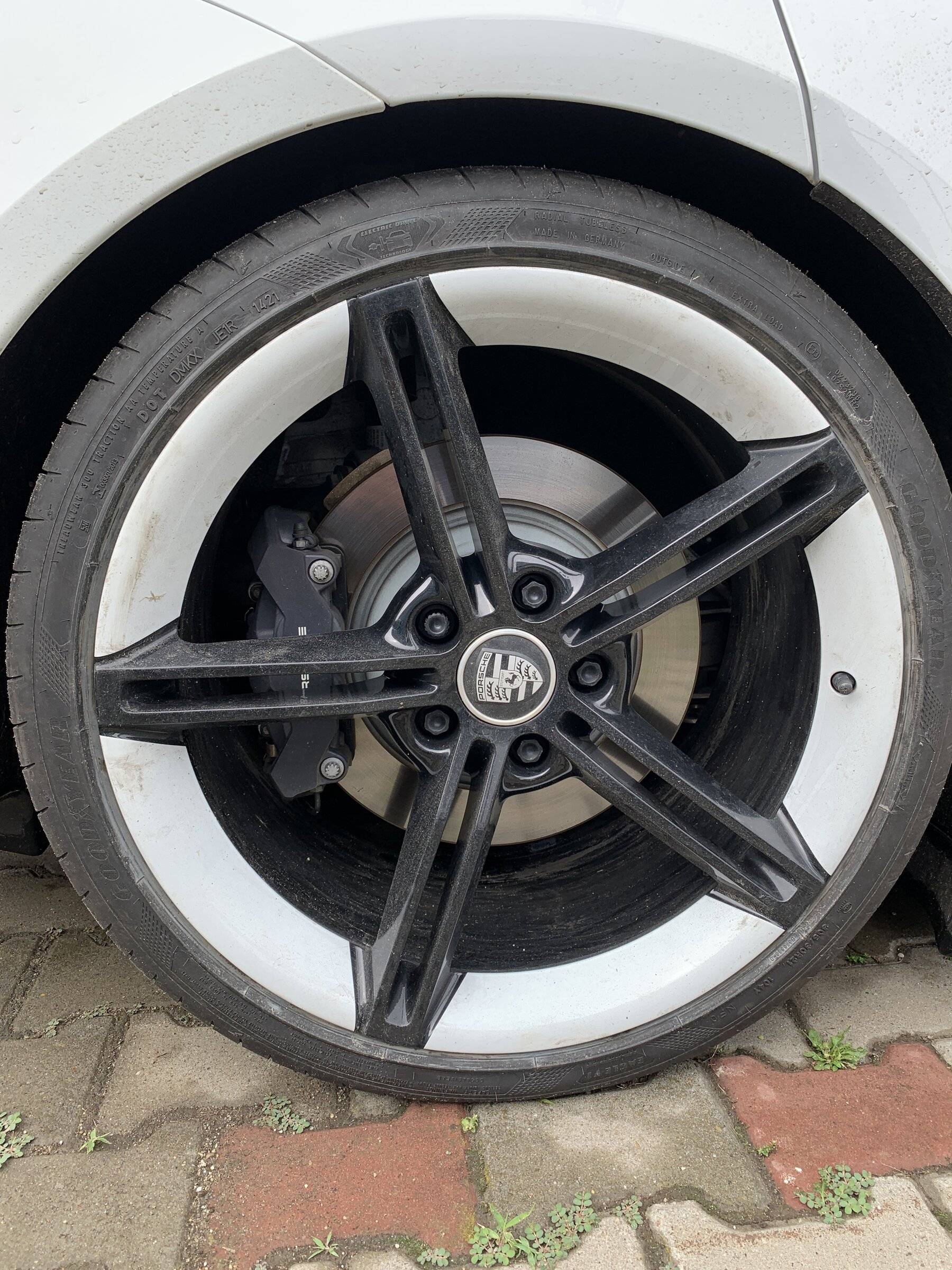 Porsche Taycan Mission E wheels on standard braking system 22A10ECC-8C2B-4C39-8ED1-FF8E12B6951C